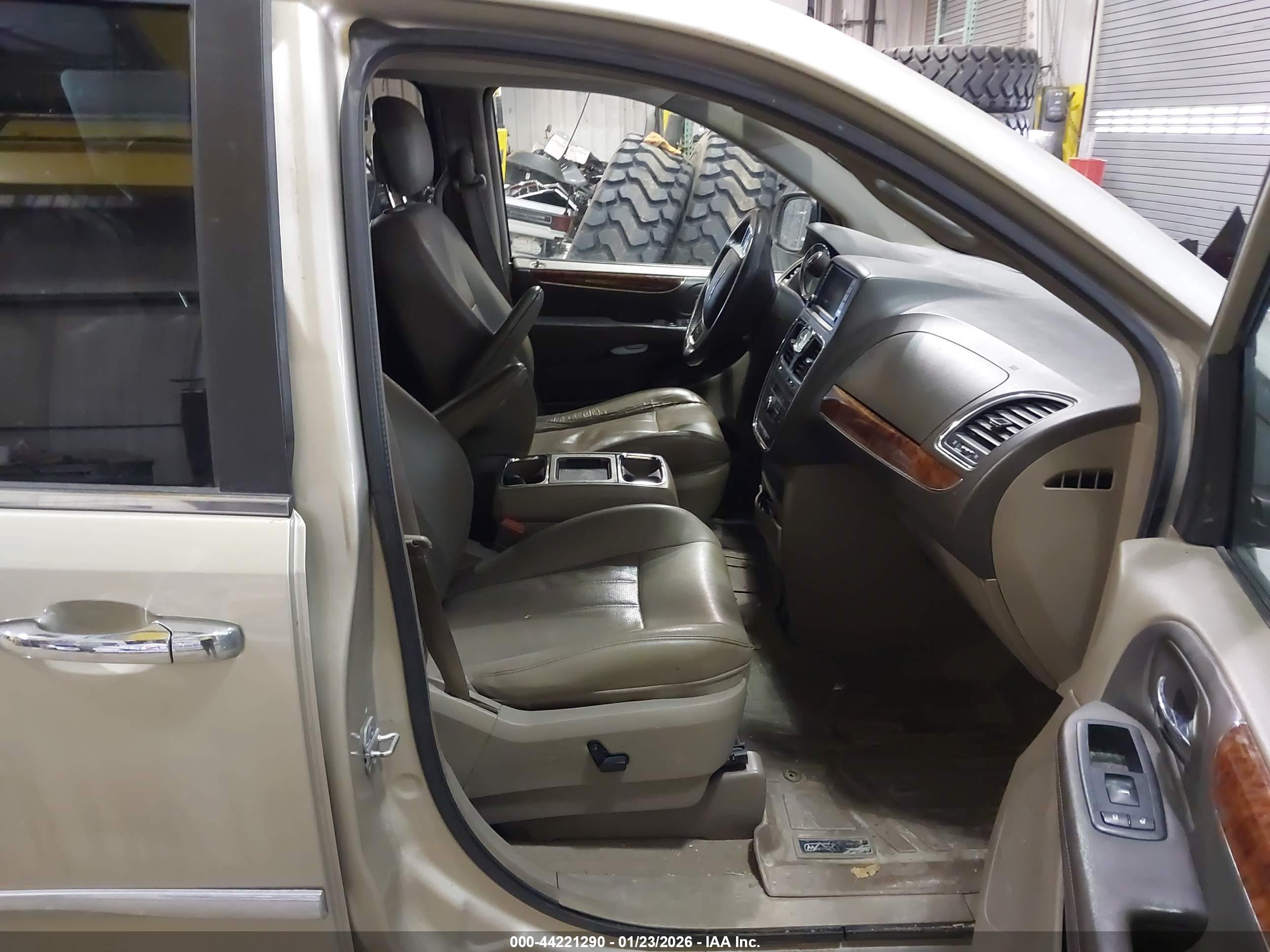 CHRYSLER TOWN image 5