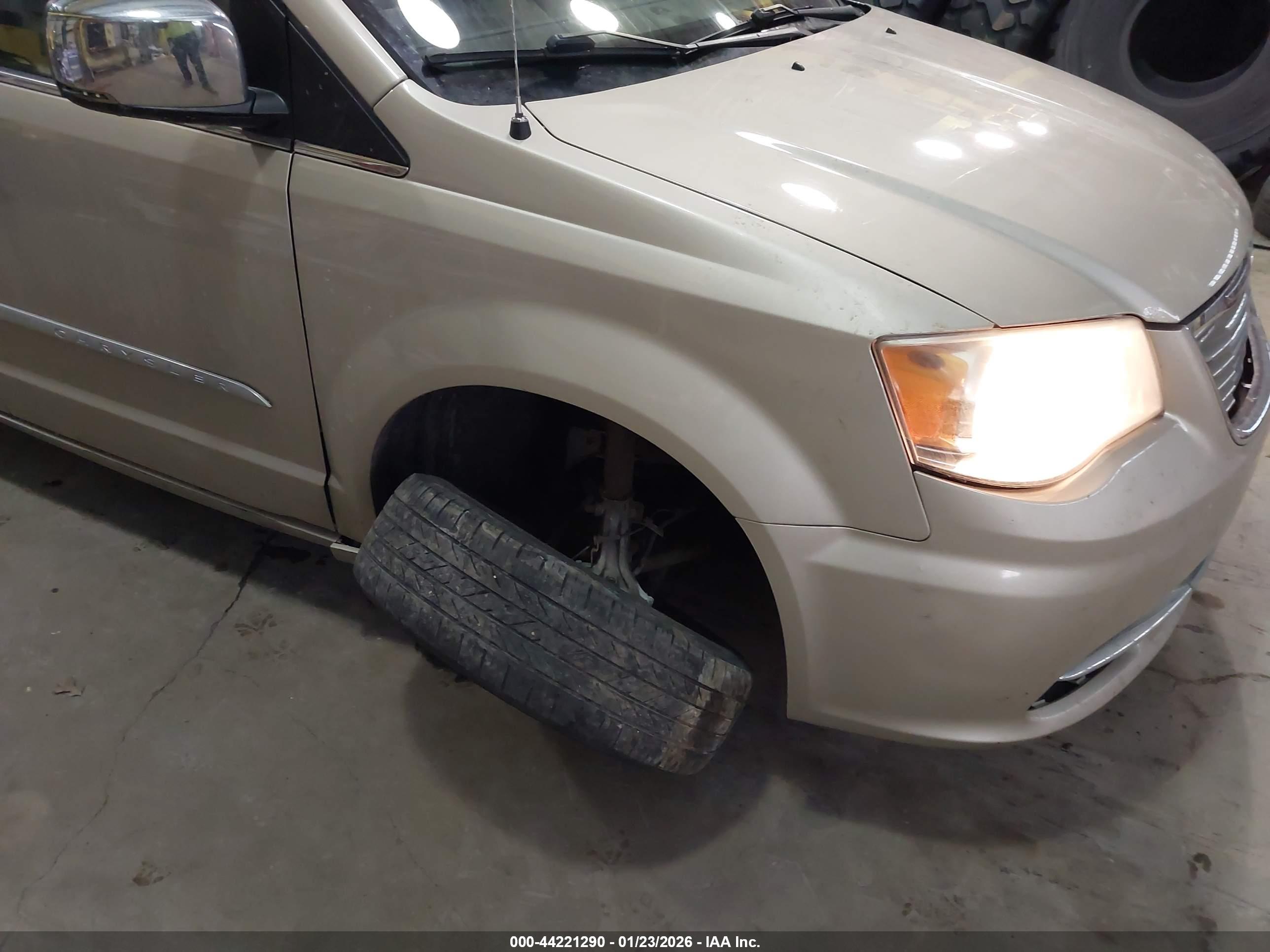 CHRYSLER TOWN image 6
