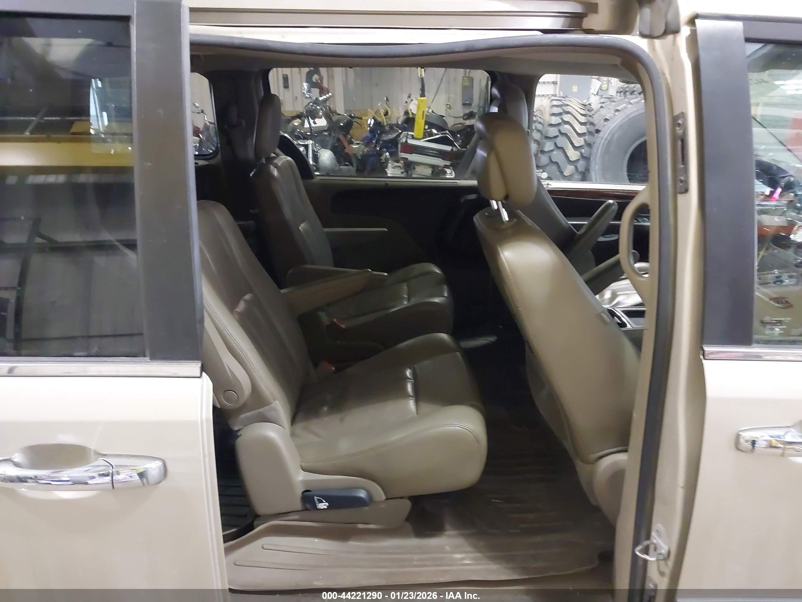 CHRYSLER TOWN image 8