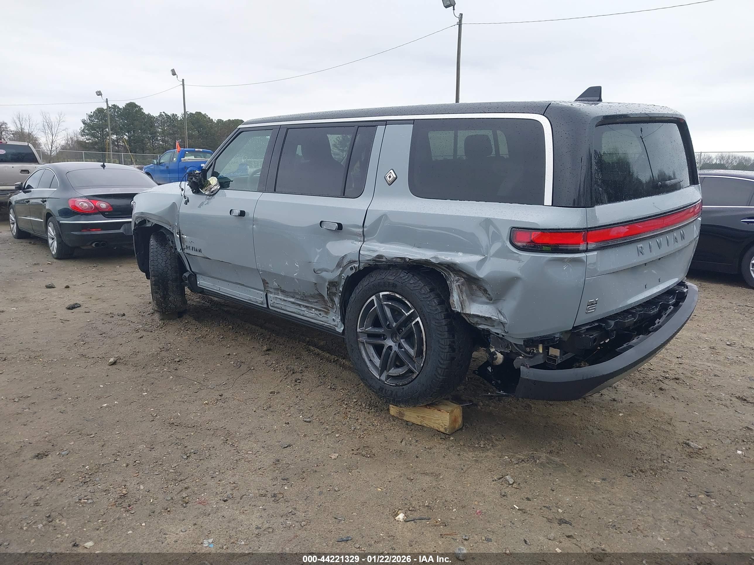 RIVIAN R1S image 3