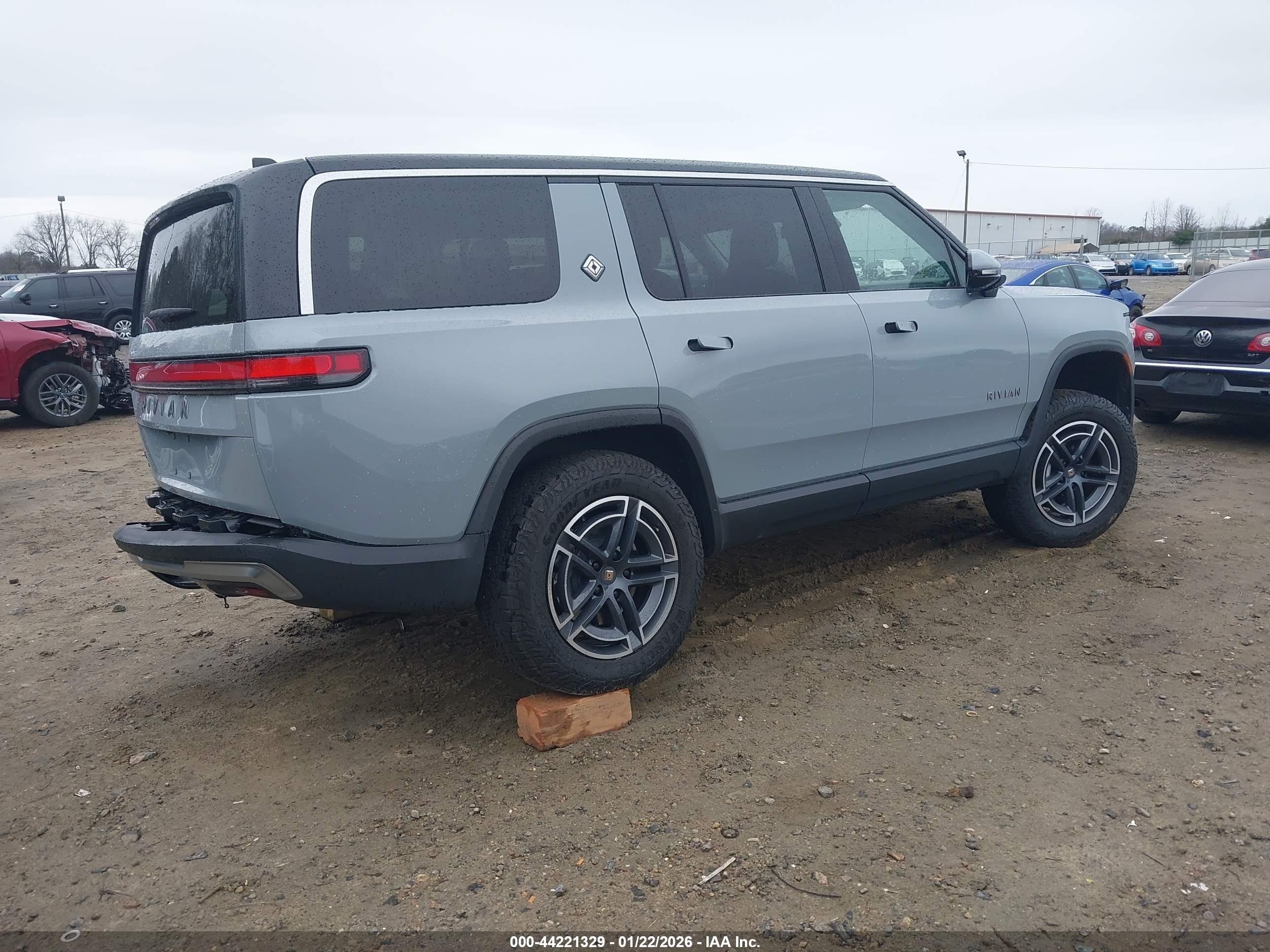 RIVIAN R1S image 4