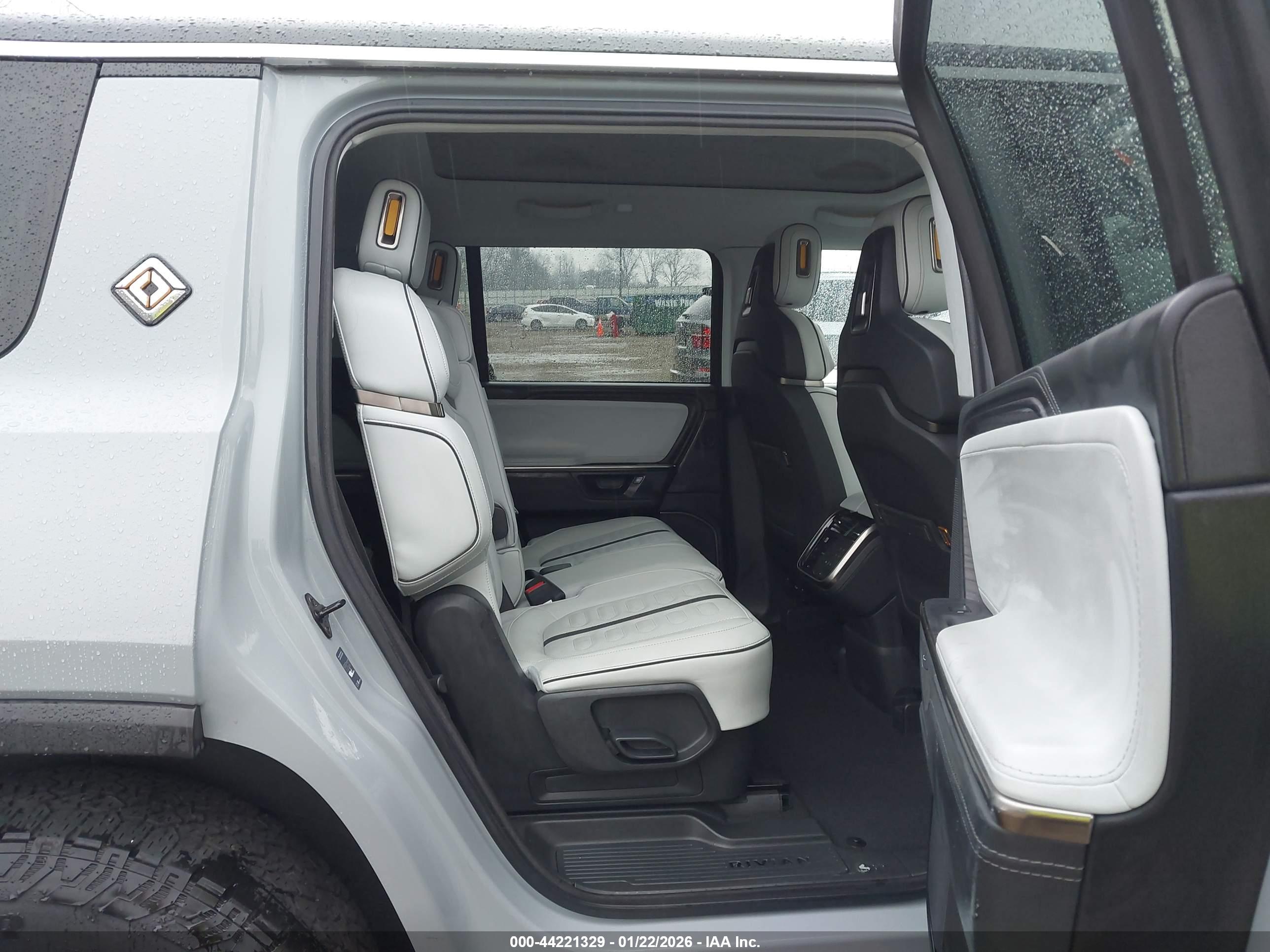 RIVIAN R1S image 8