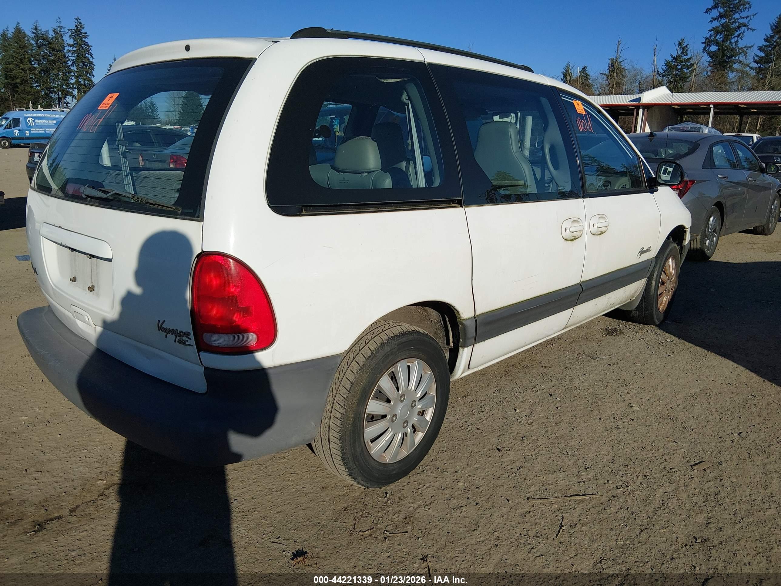PLYMOUTH VOYAGER image 4