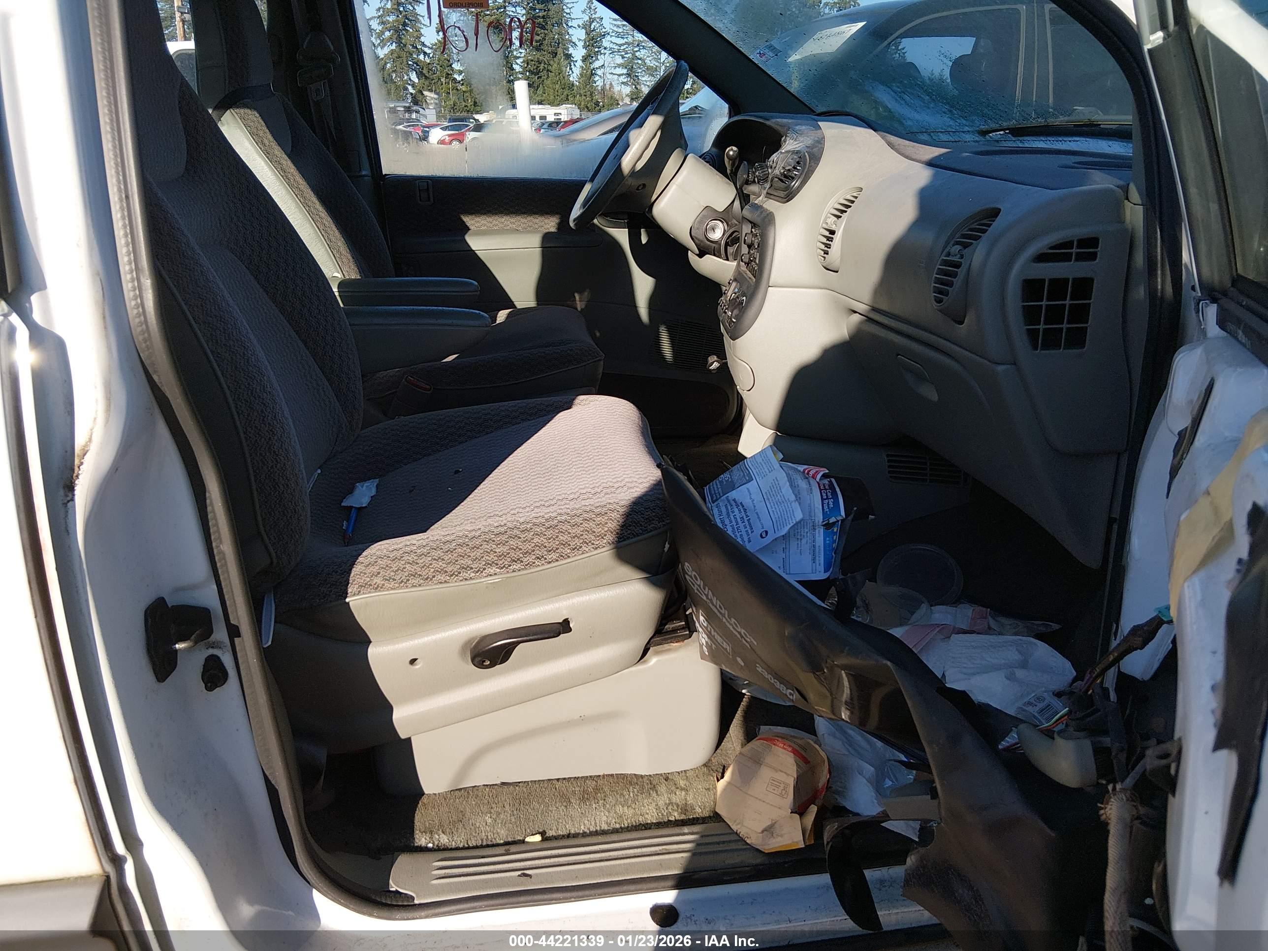 PLYMOUTH VOYAGER image 5