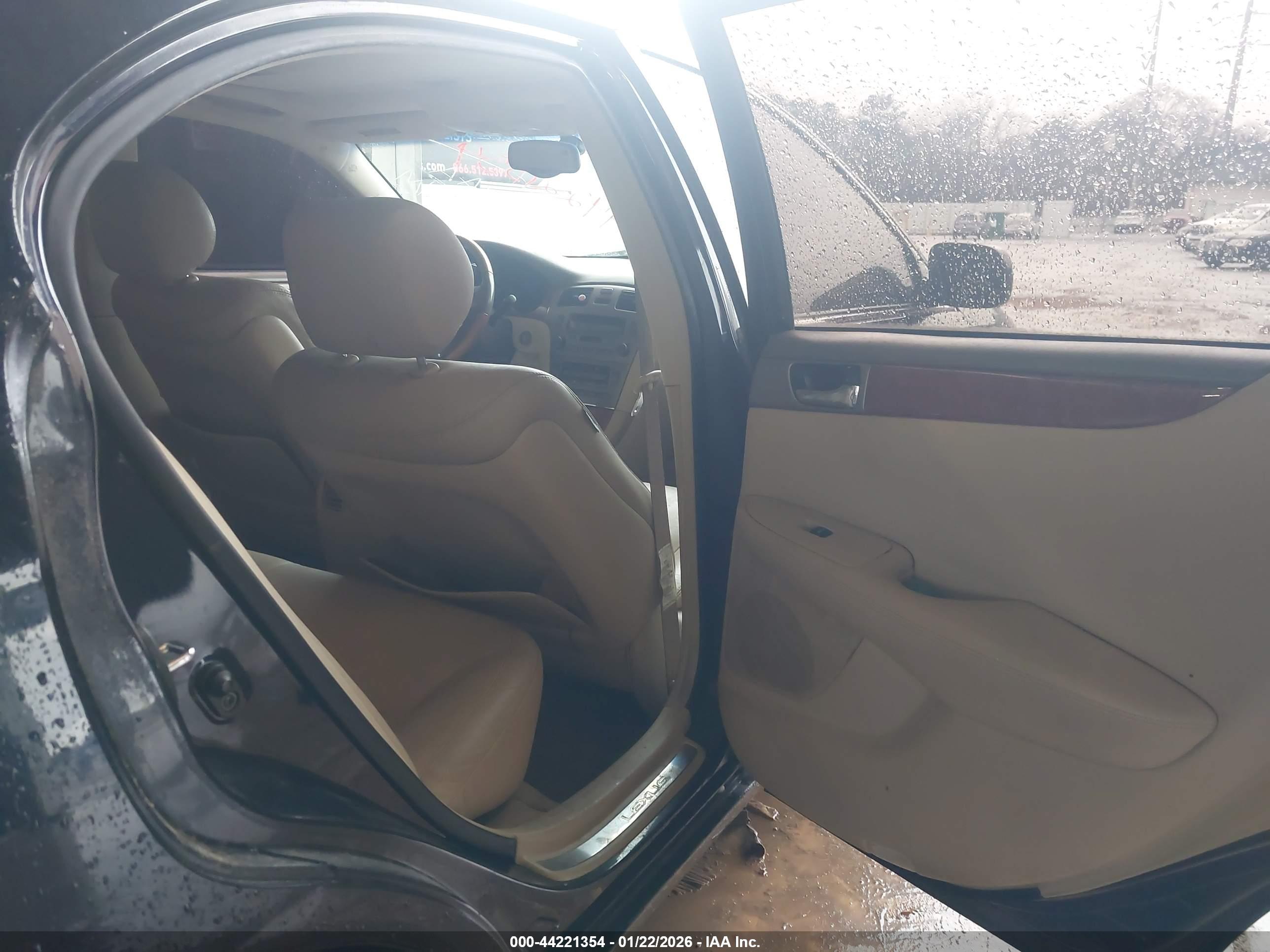 LEXUS ES image 8