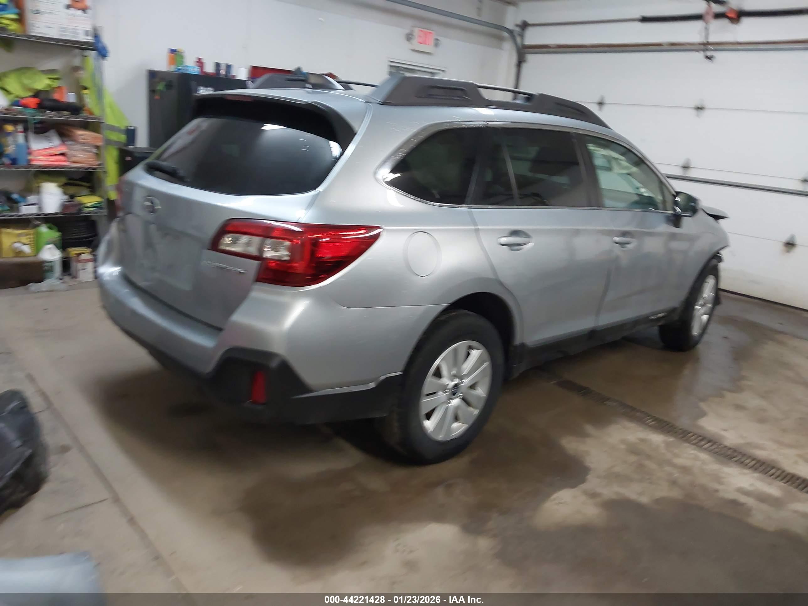 SUBARU OUTBACK image 4