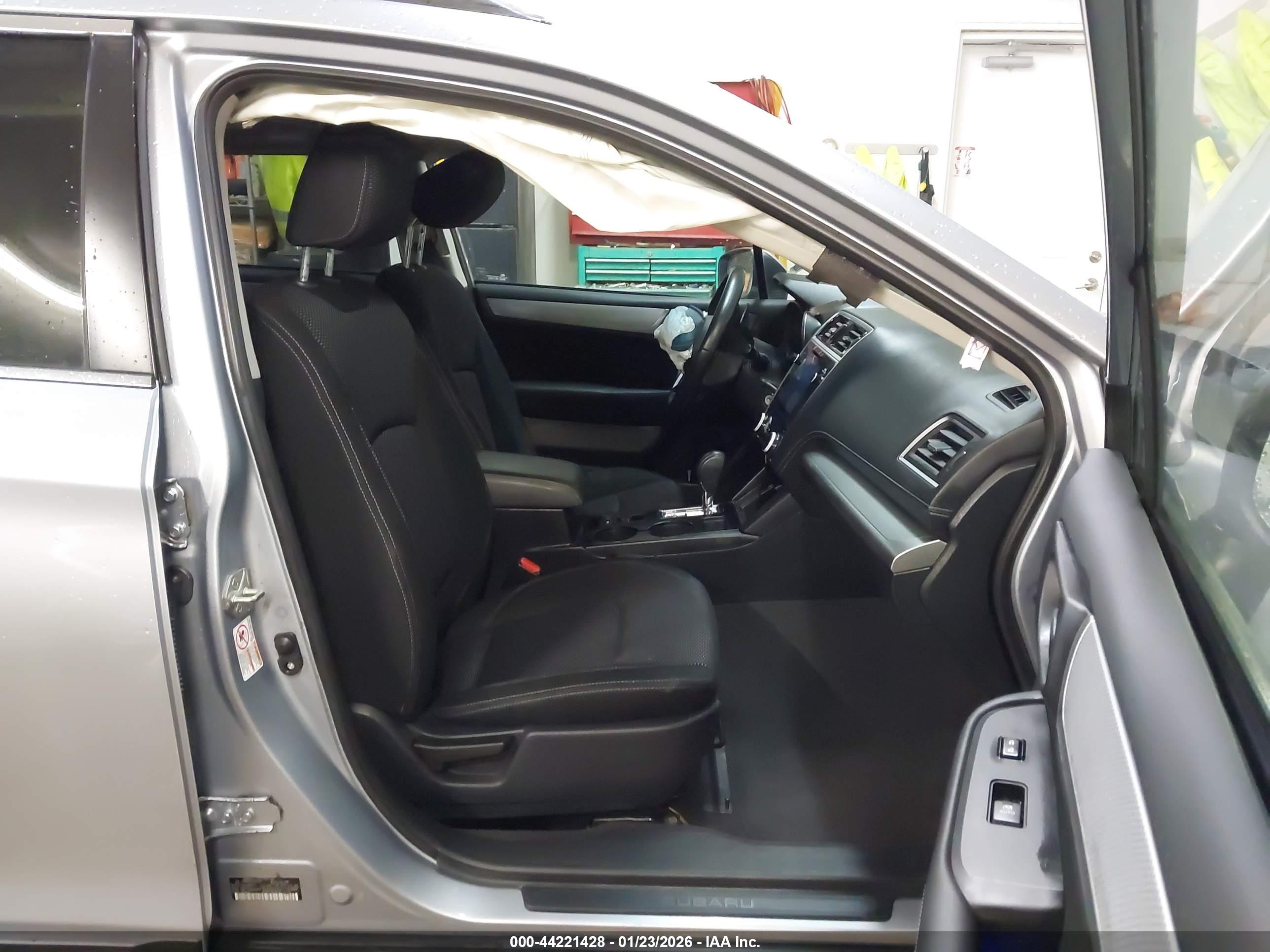 SUBARU OUTBACK image 5