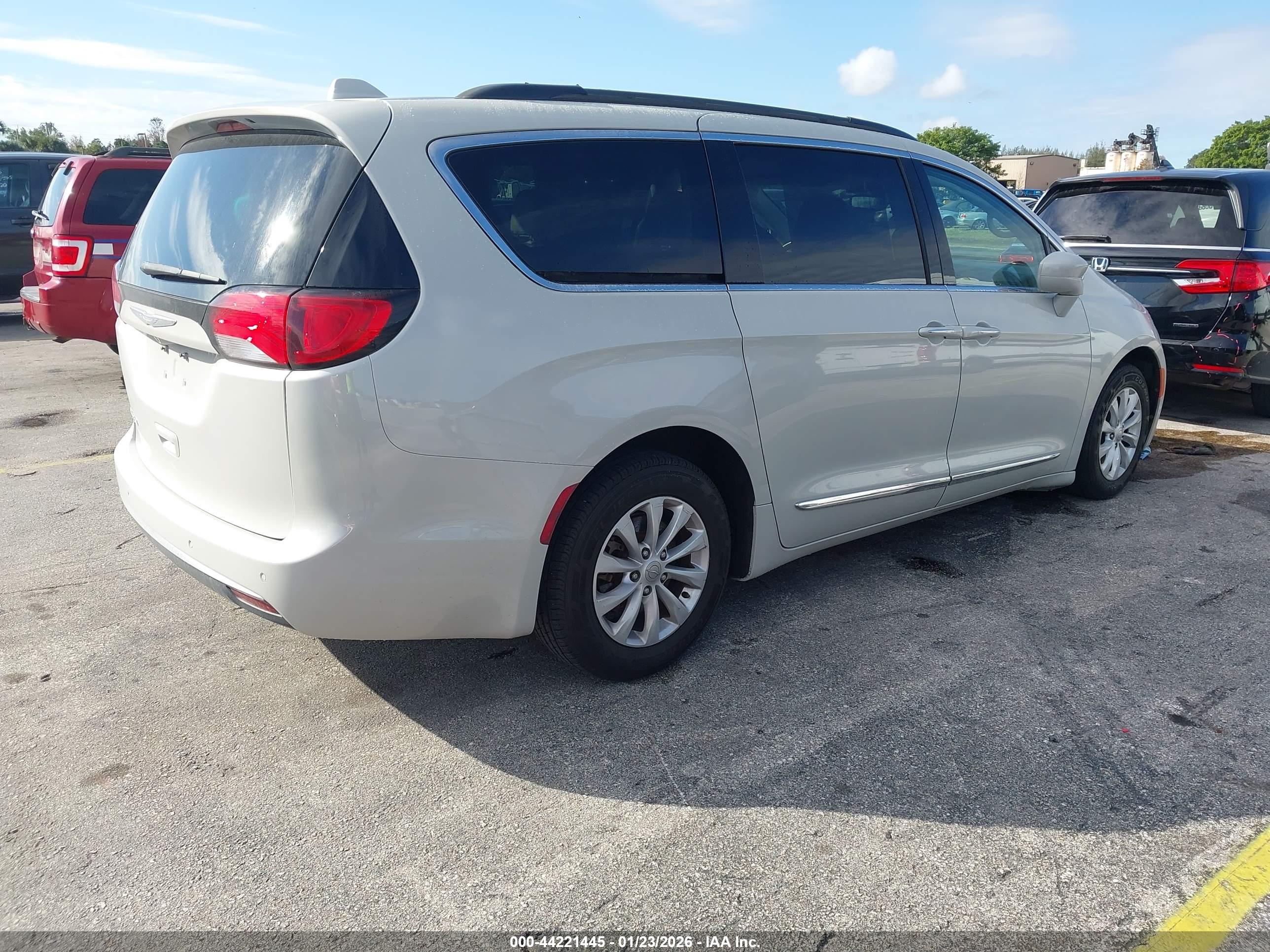 CHRYSLER PACIFICA image 4