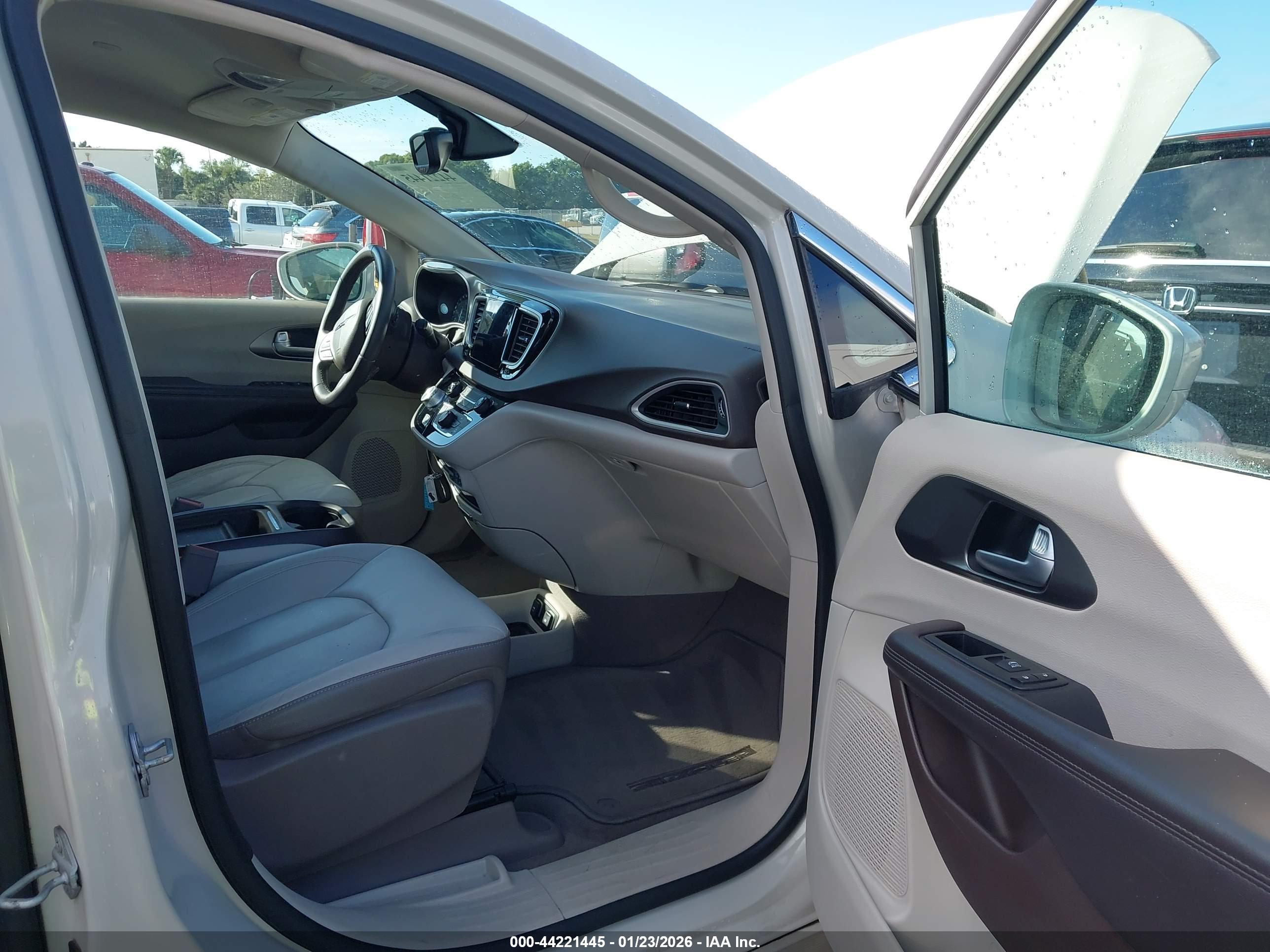 CHRYSLER PACIFICA image 5