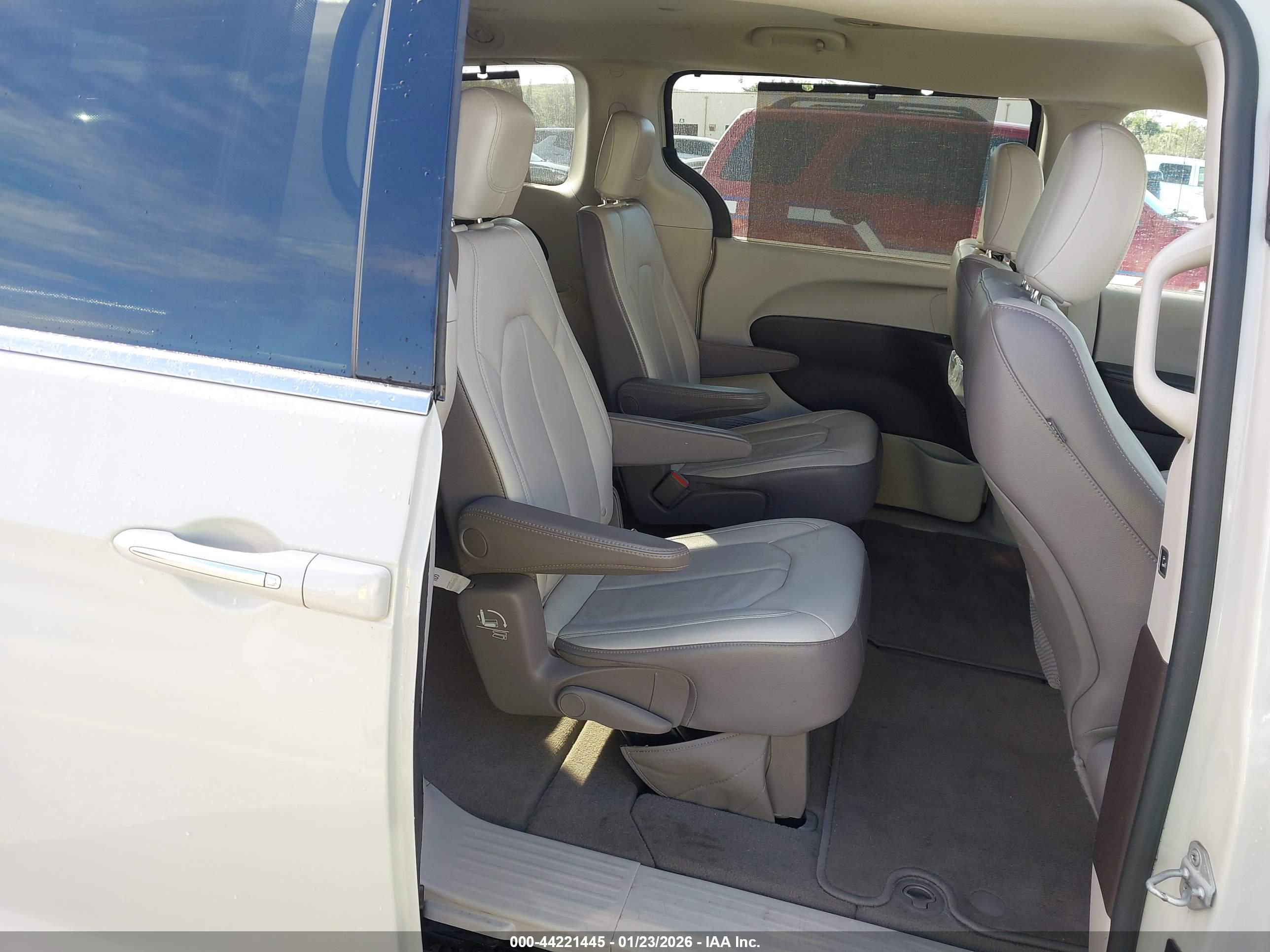 CHRYSLER PACIFICA image 8
