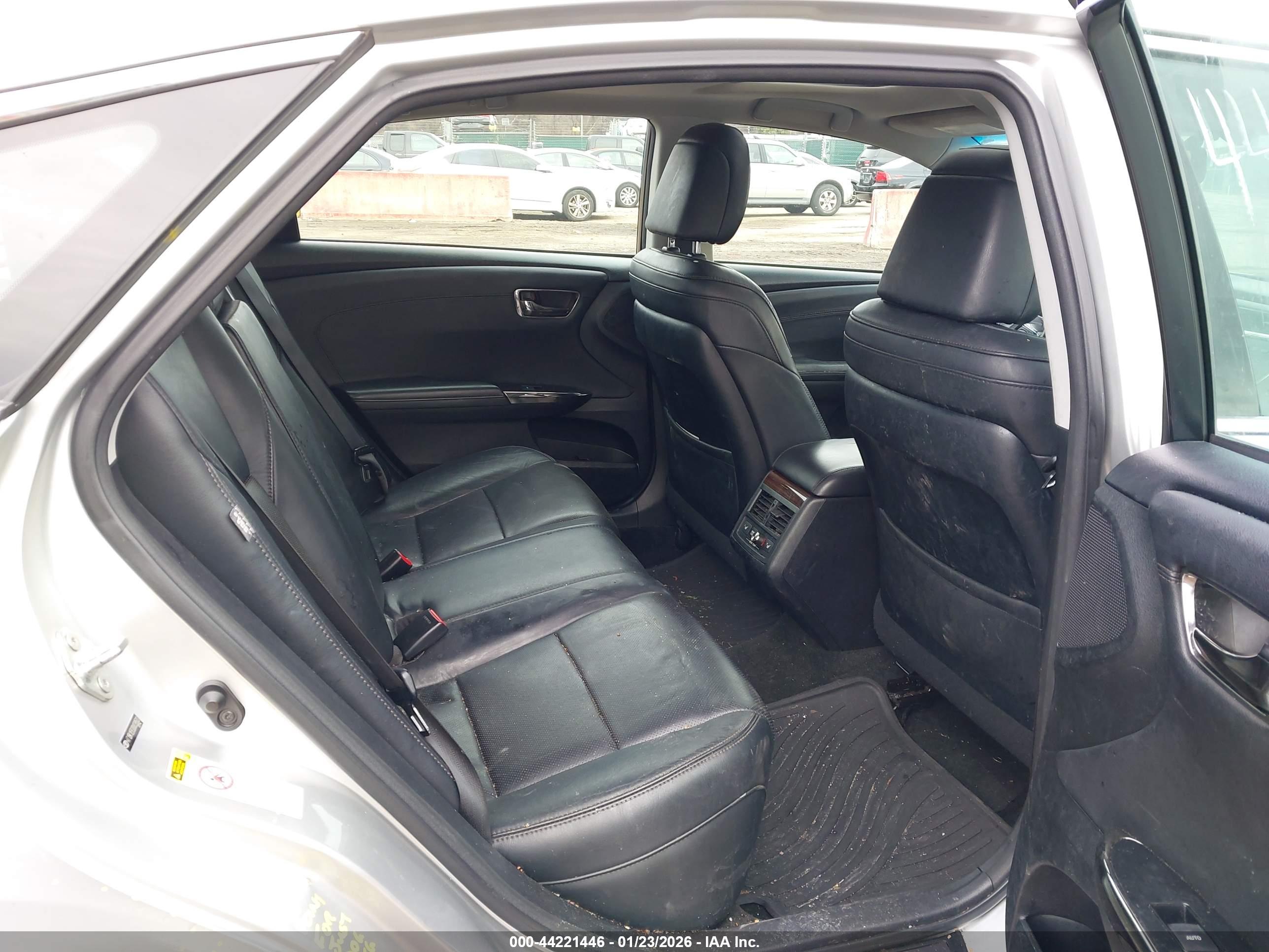 TOYOTA AVALON image 8