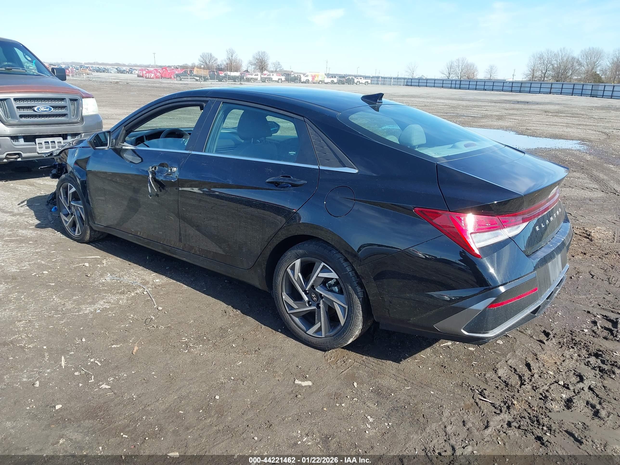 HYUNDAI ELANTRA image 3