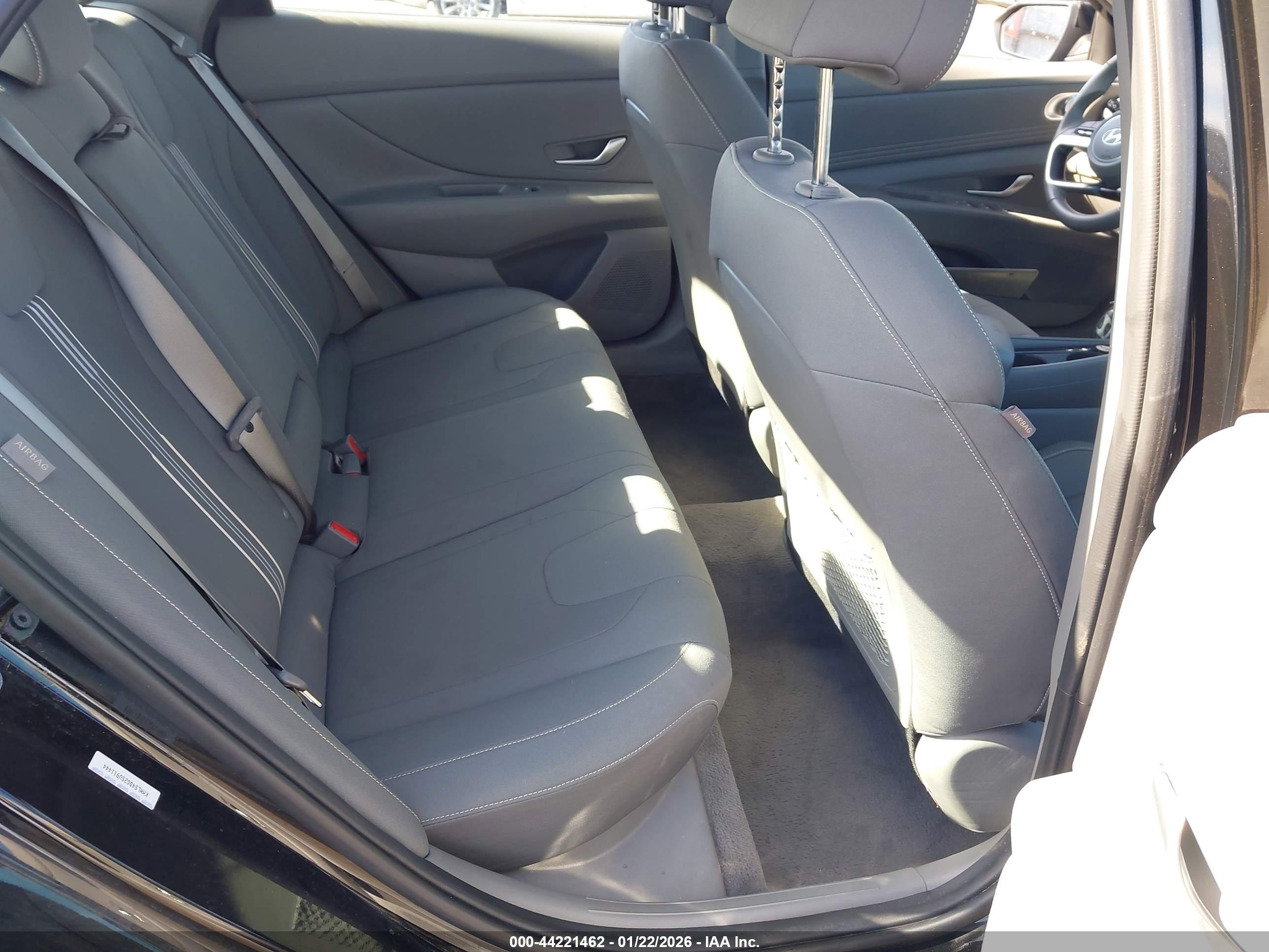HYUNDAI ELANTRA image 8