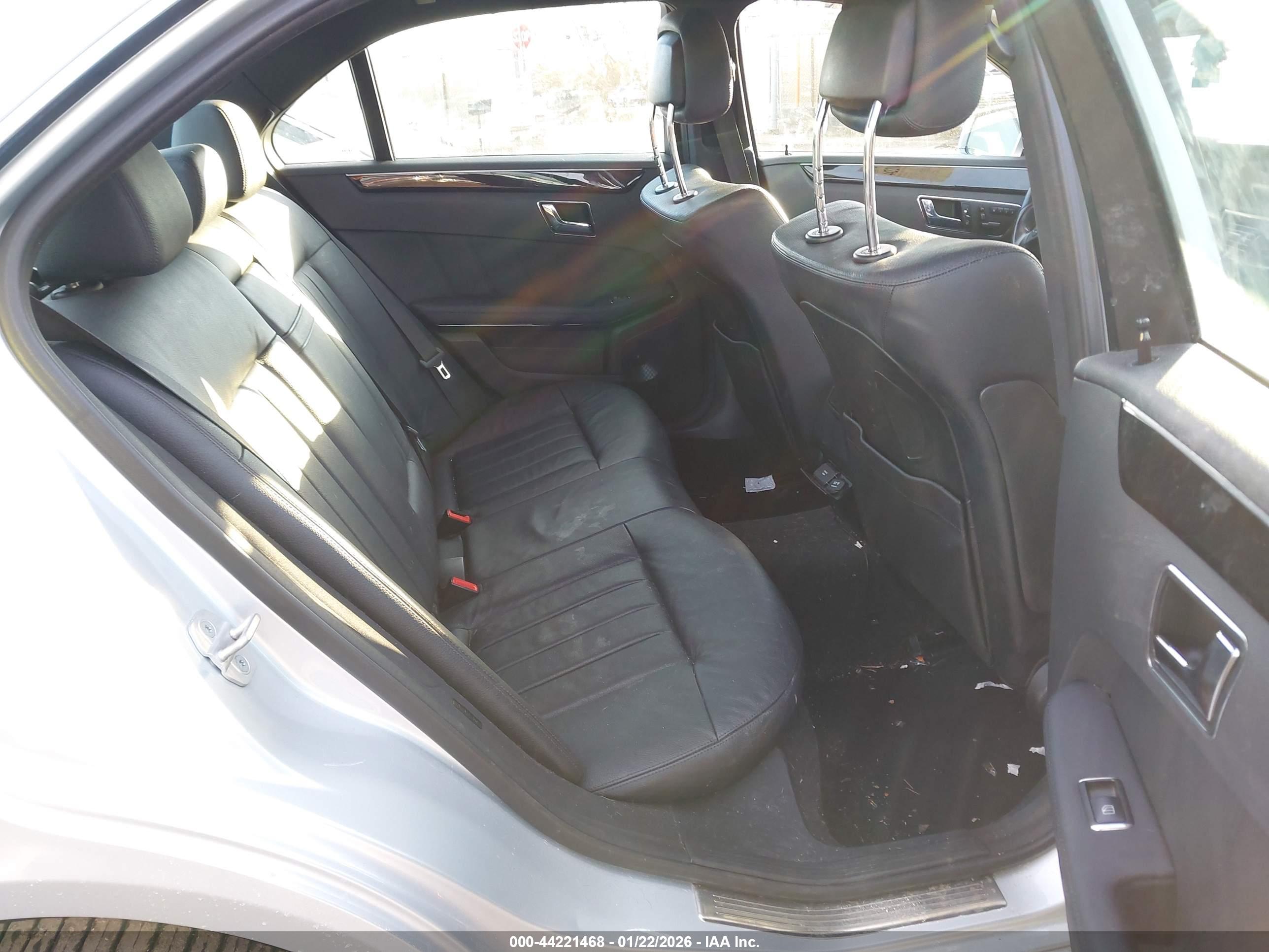 MERCEDES-BENZ E image 8