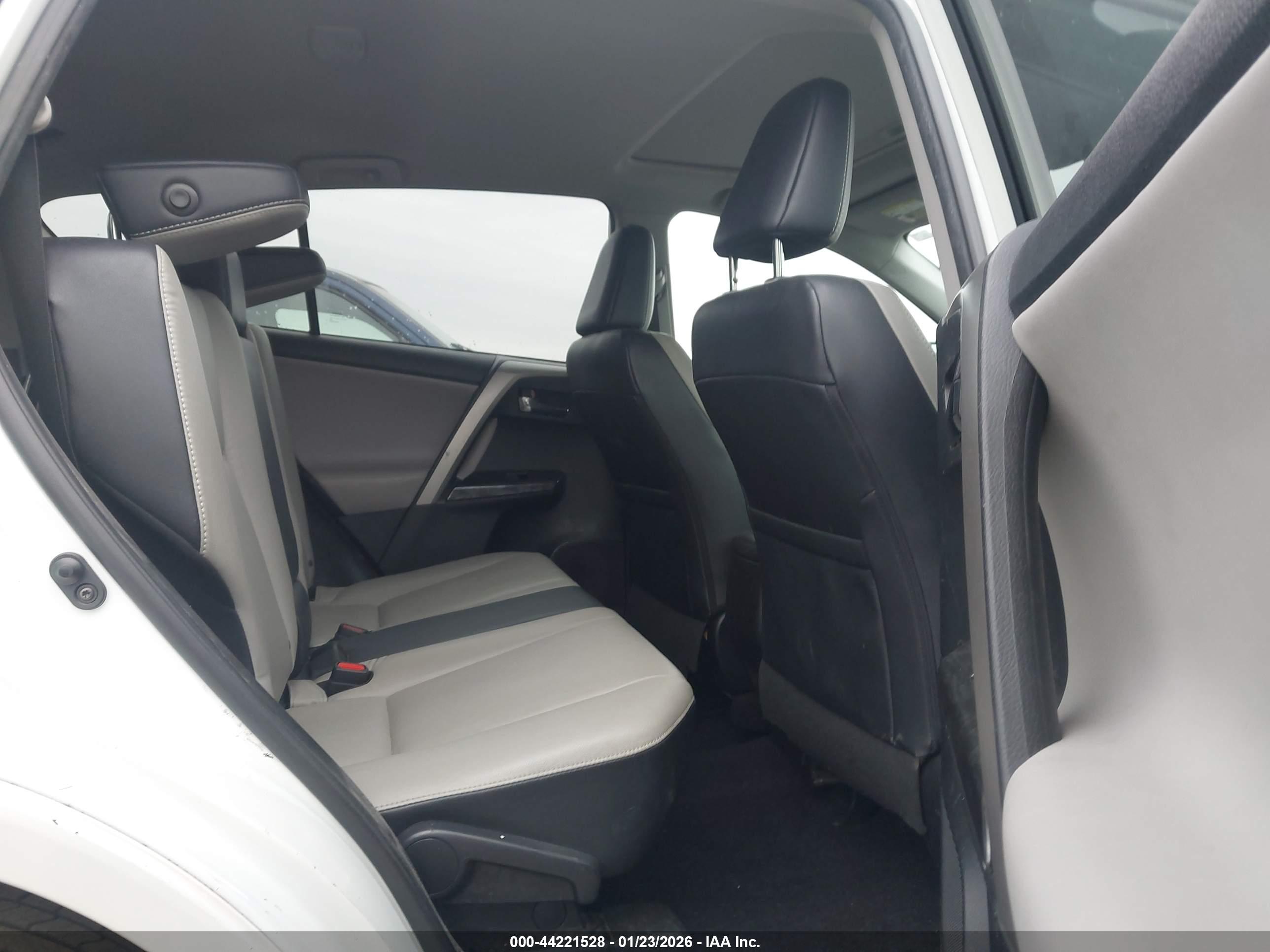 TOYOTA RAV4 image 8