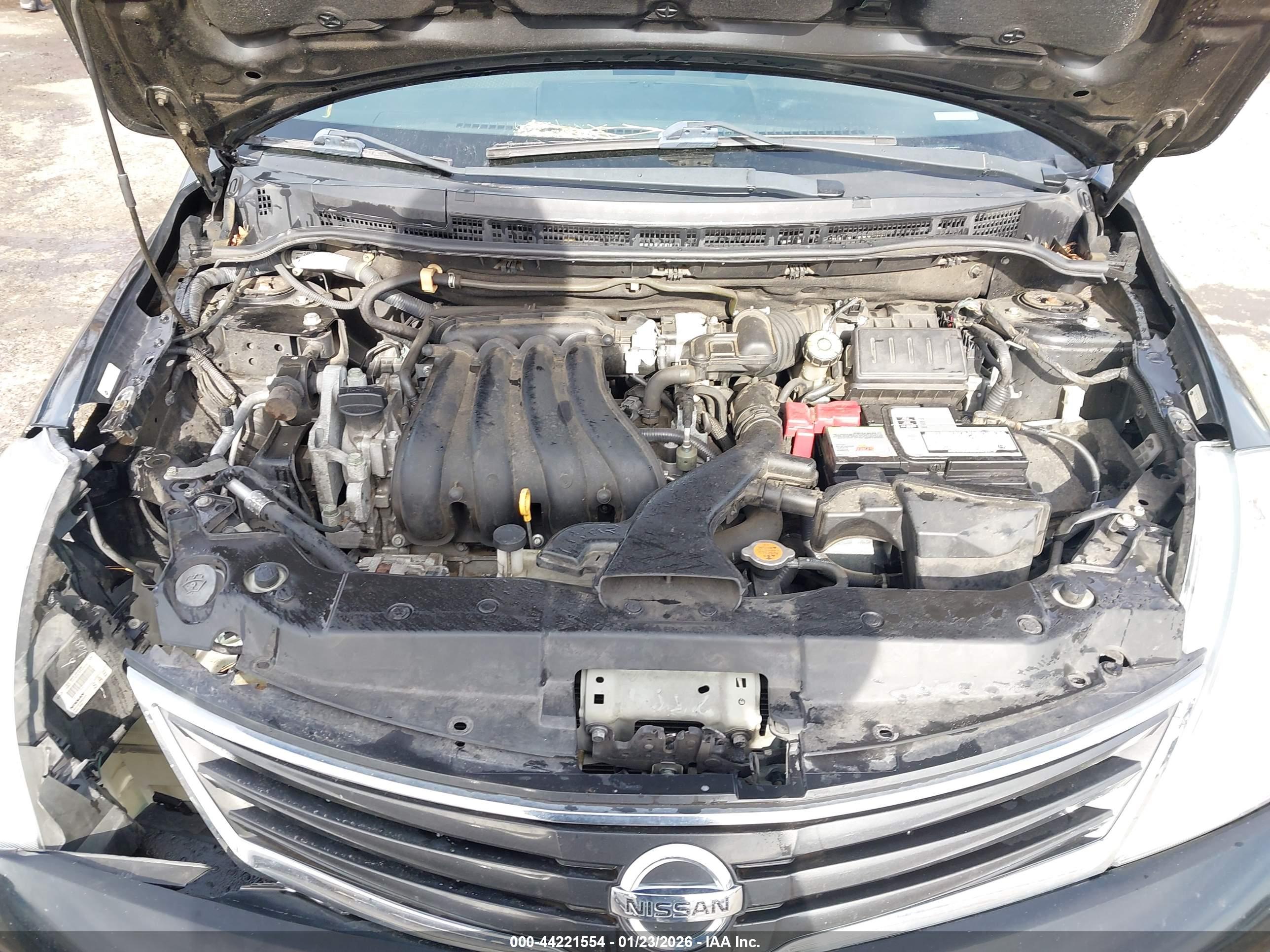 NISSAN VERSA image 10