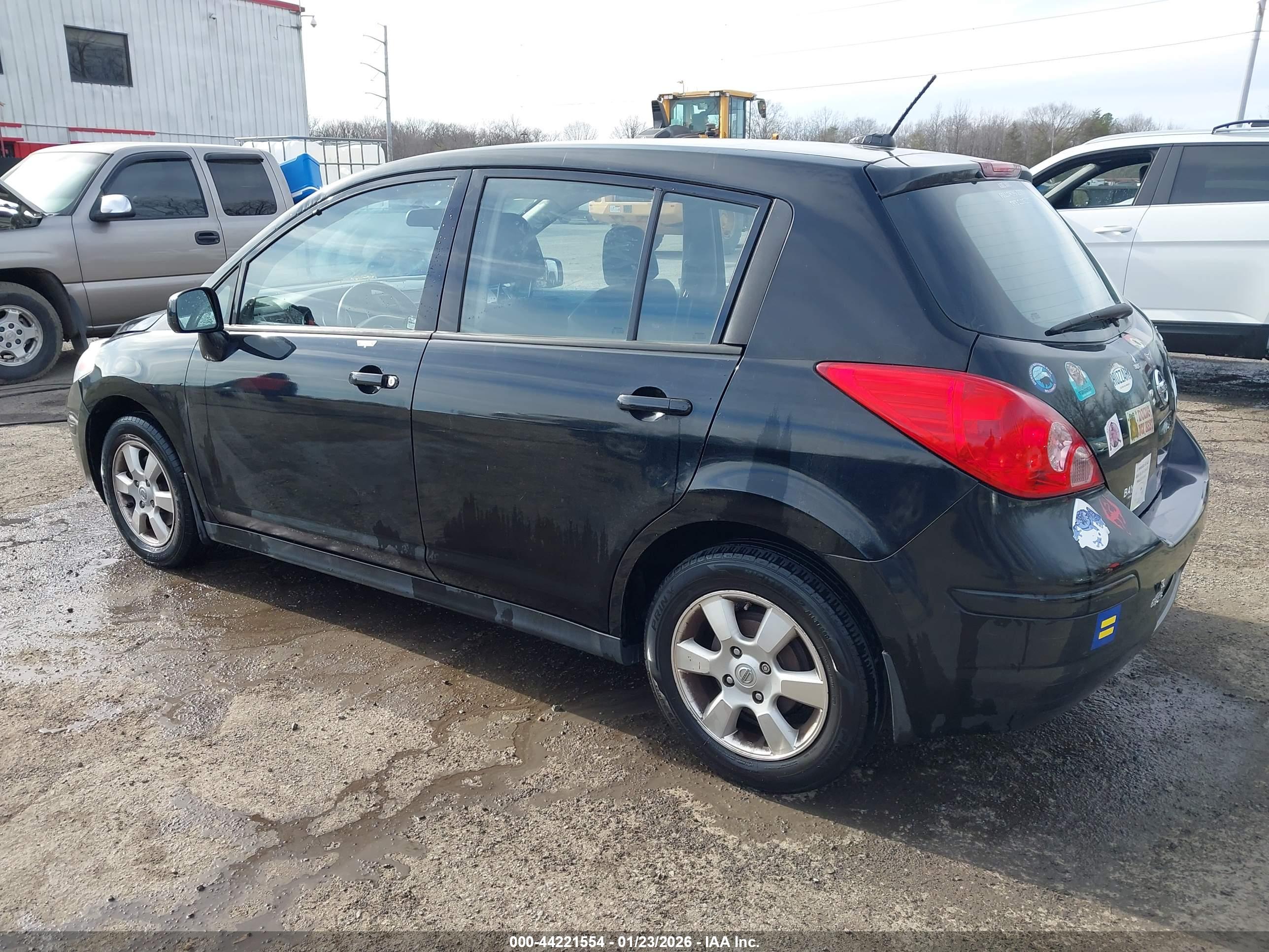 NISSAN VERSA image 3