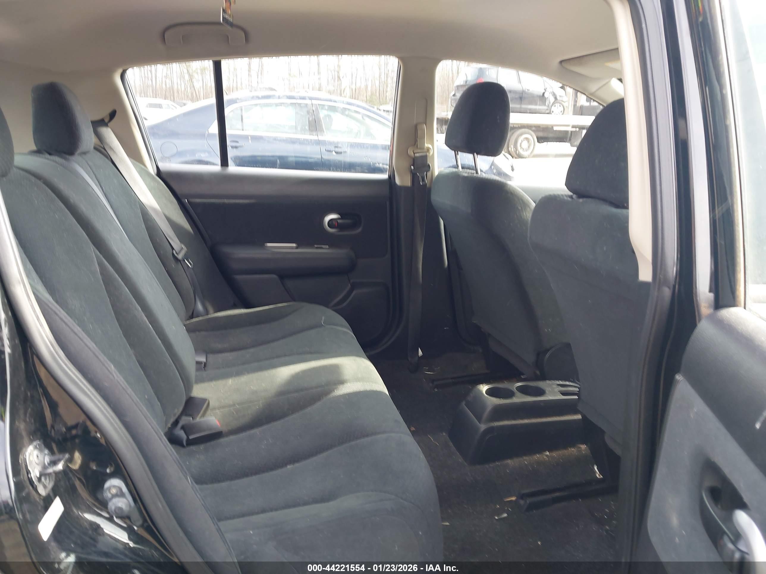 NISSAN VERSA image 8