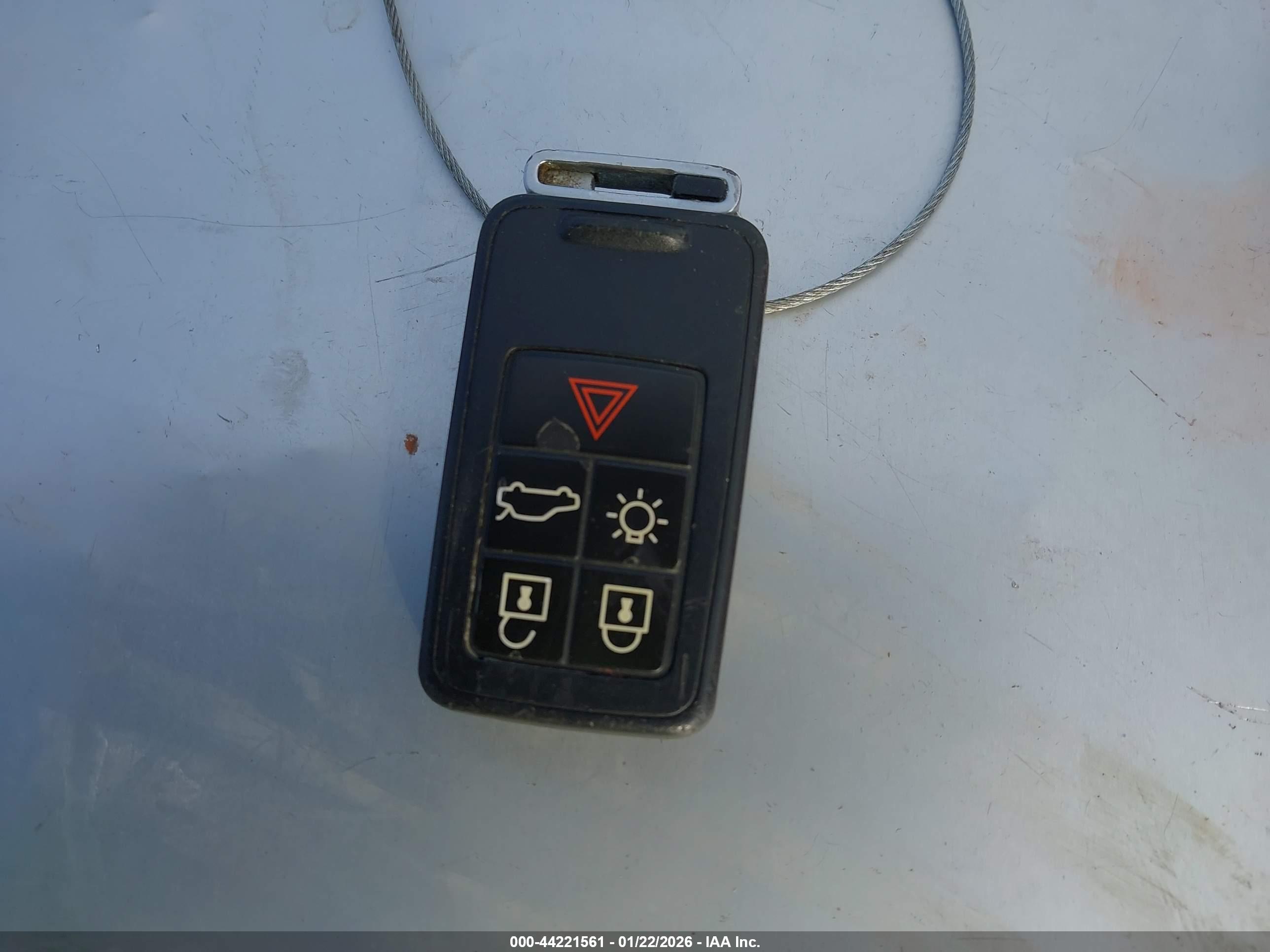 VOLVO XC70 image 11