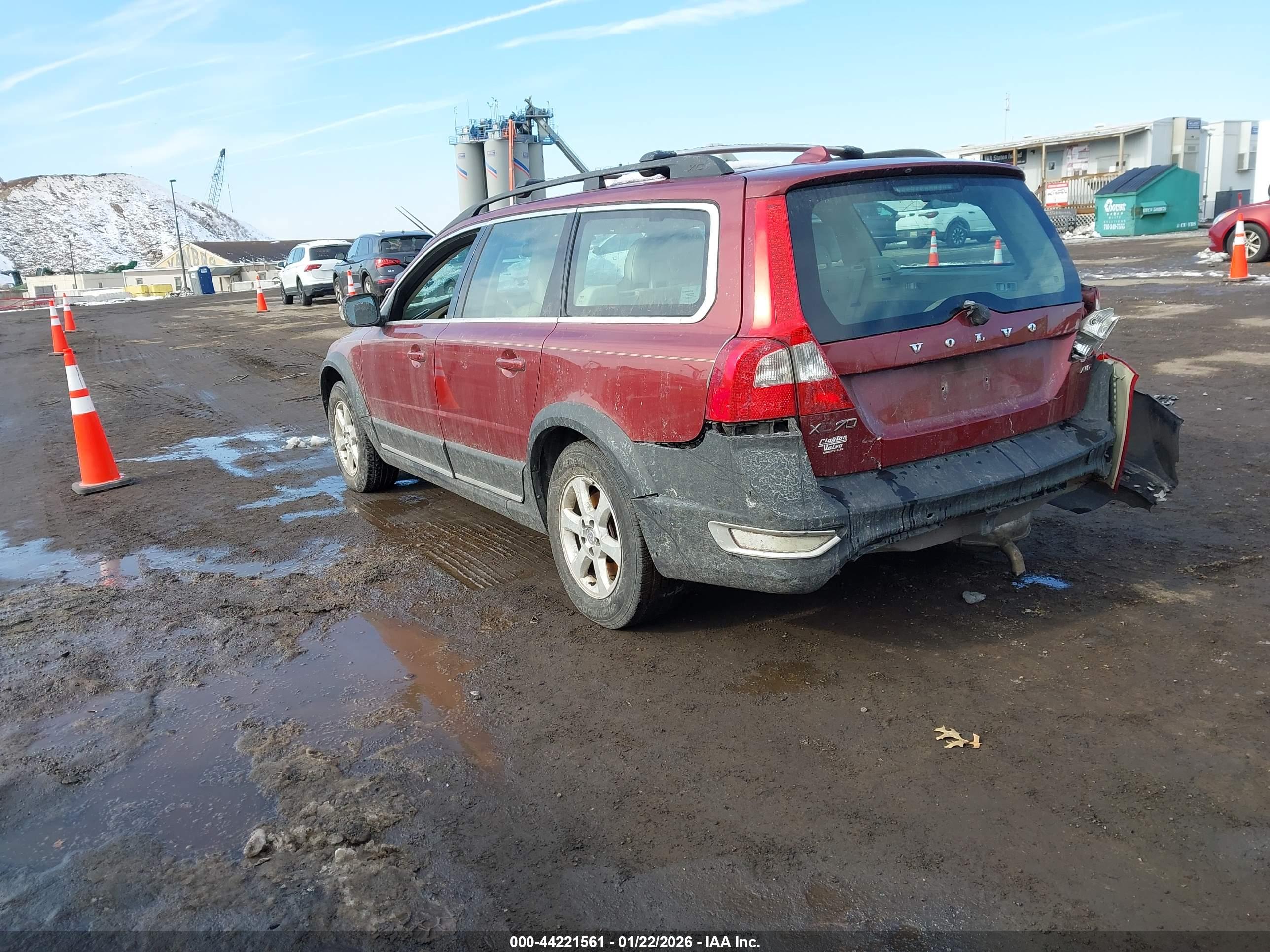 VOLVO XC70 image 3