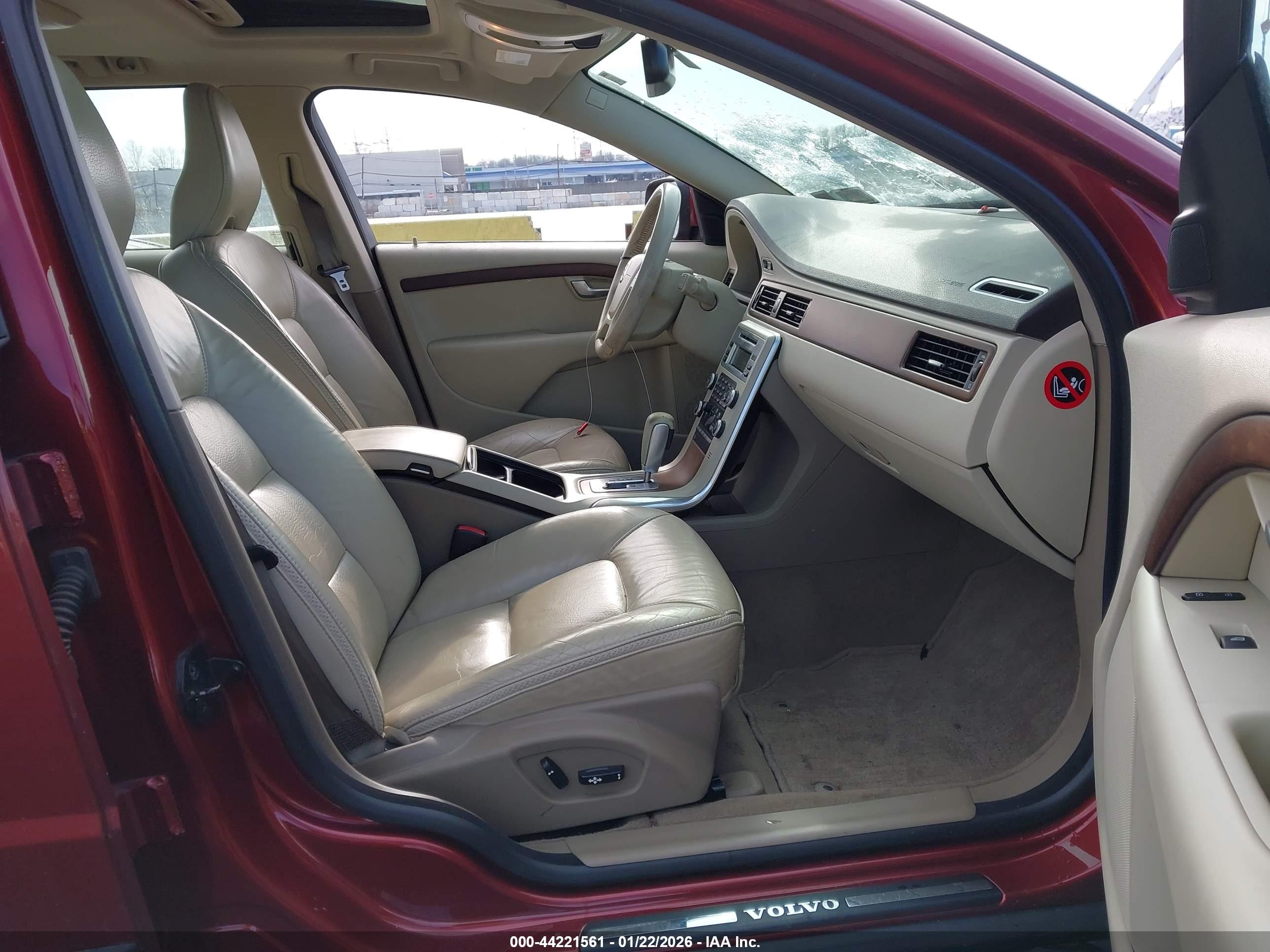 VOLVO XC70 image 5