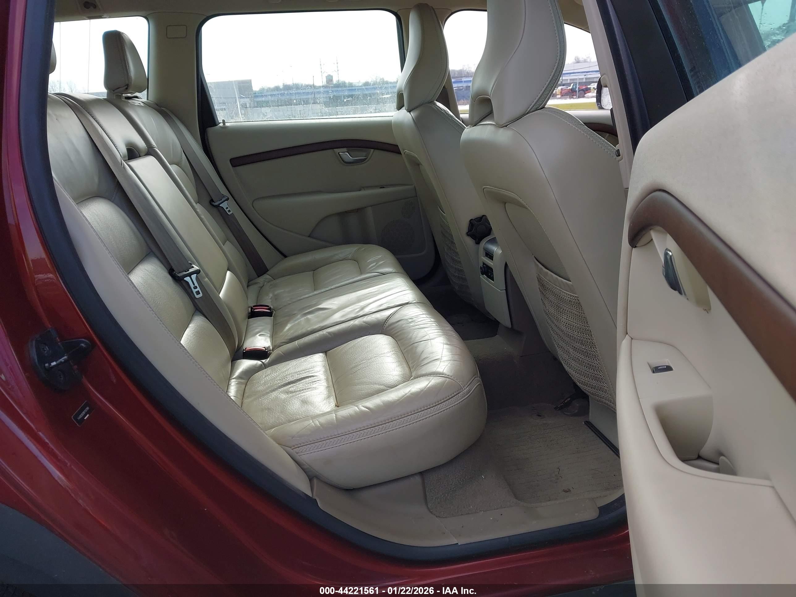 VOLVO XC70 image 8