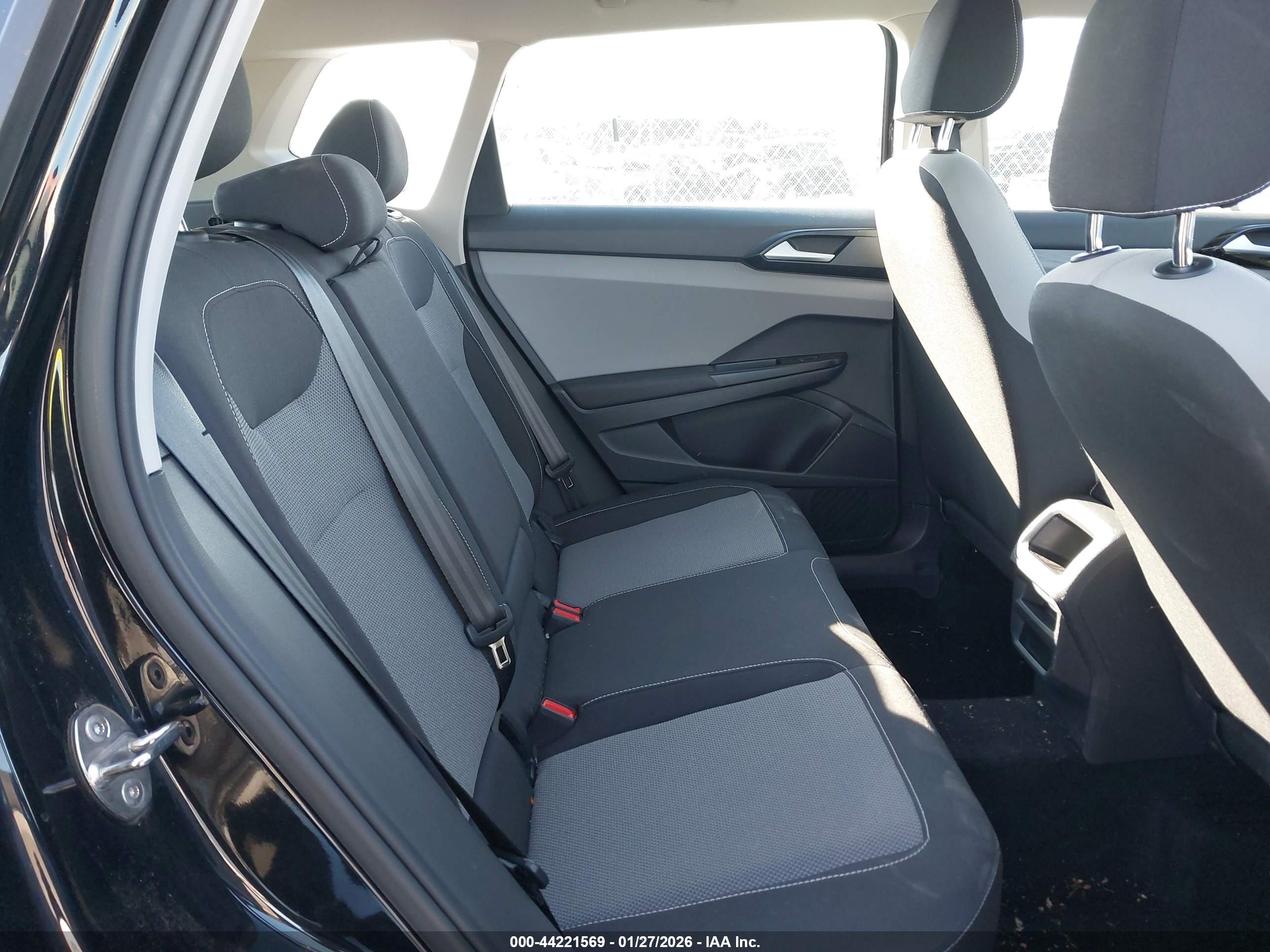 VOLKSWAGEN TAOS image 8