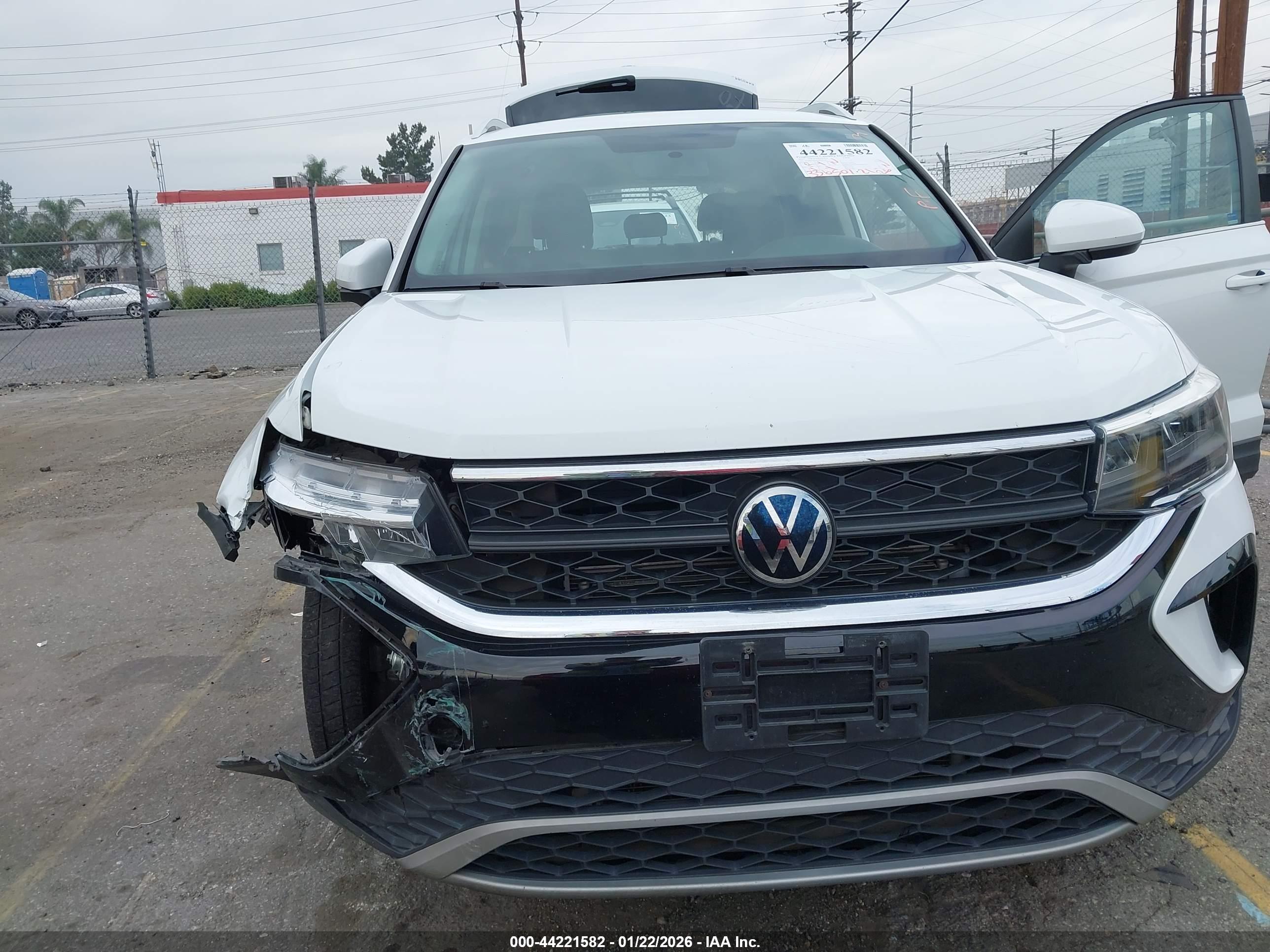 VOLKSWAGEN TAOS image 6