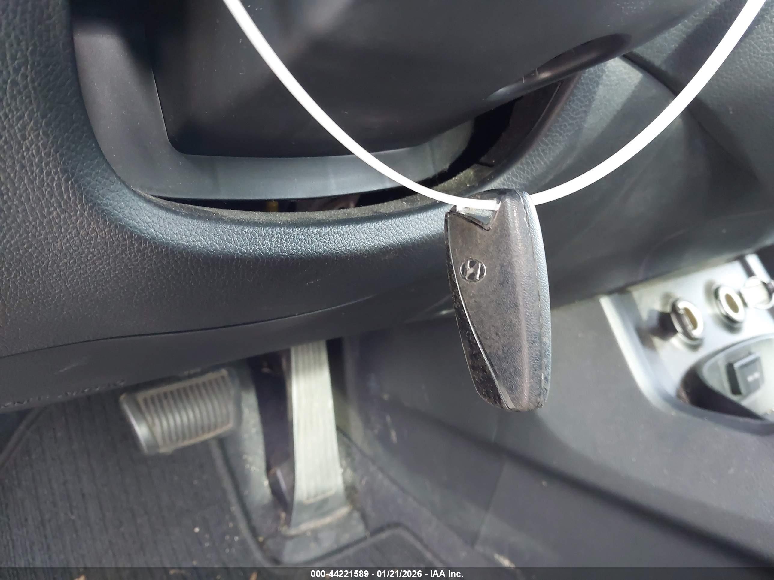 HYUNDAI SANTA image 11