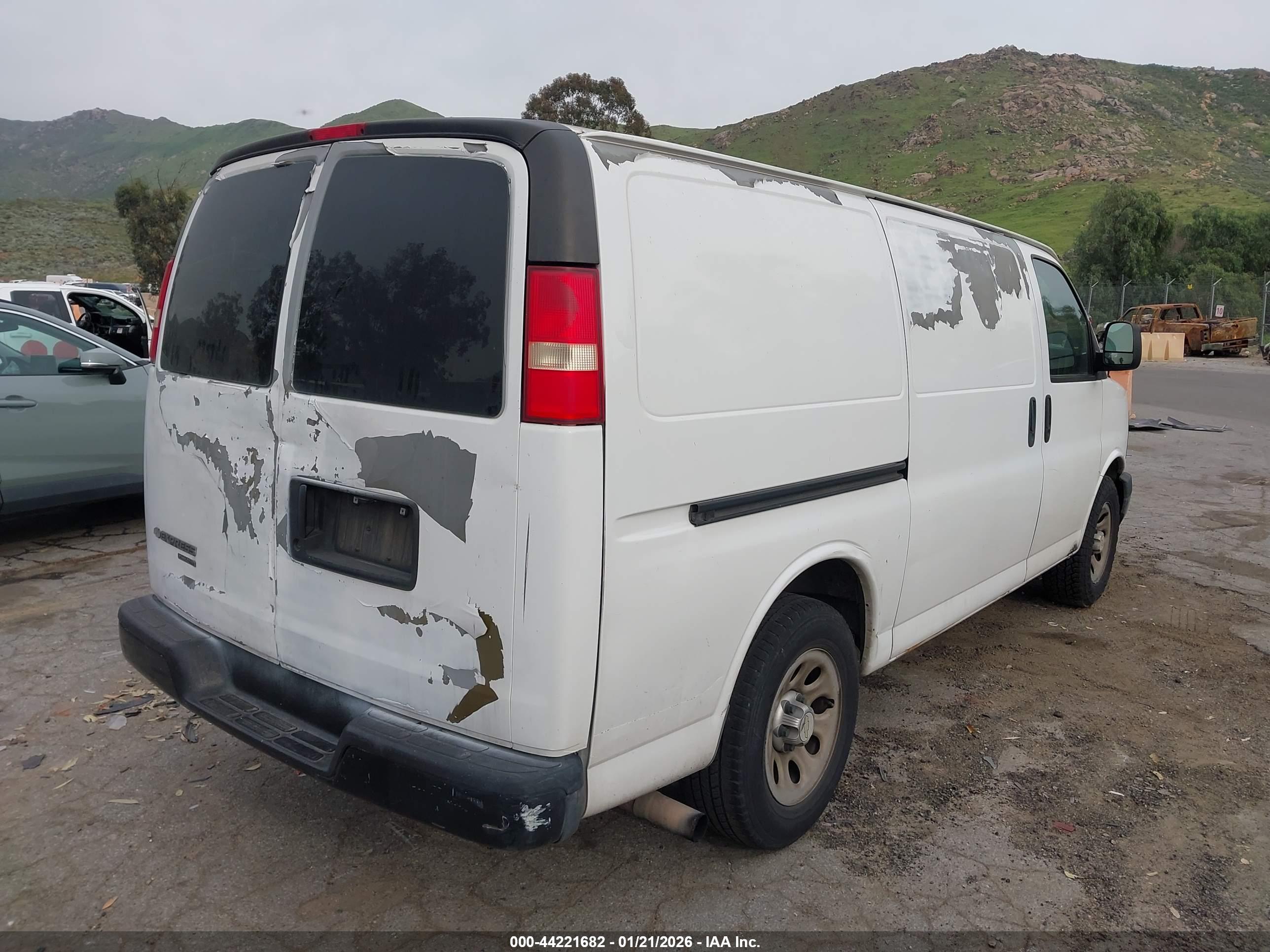 CHEVROLET EXPRESS image 4