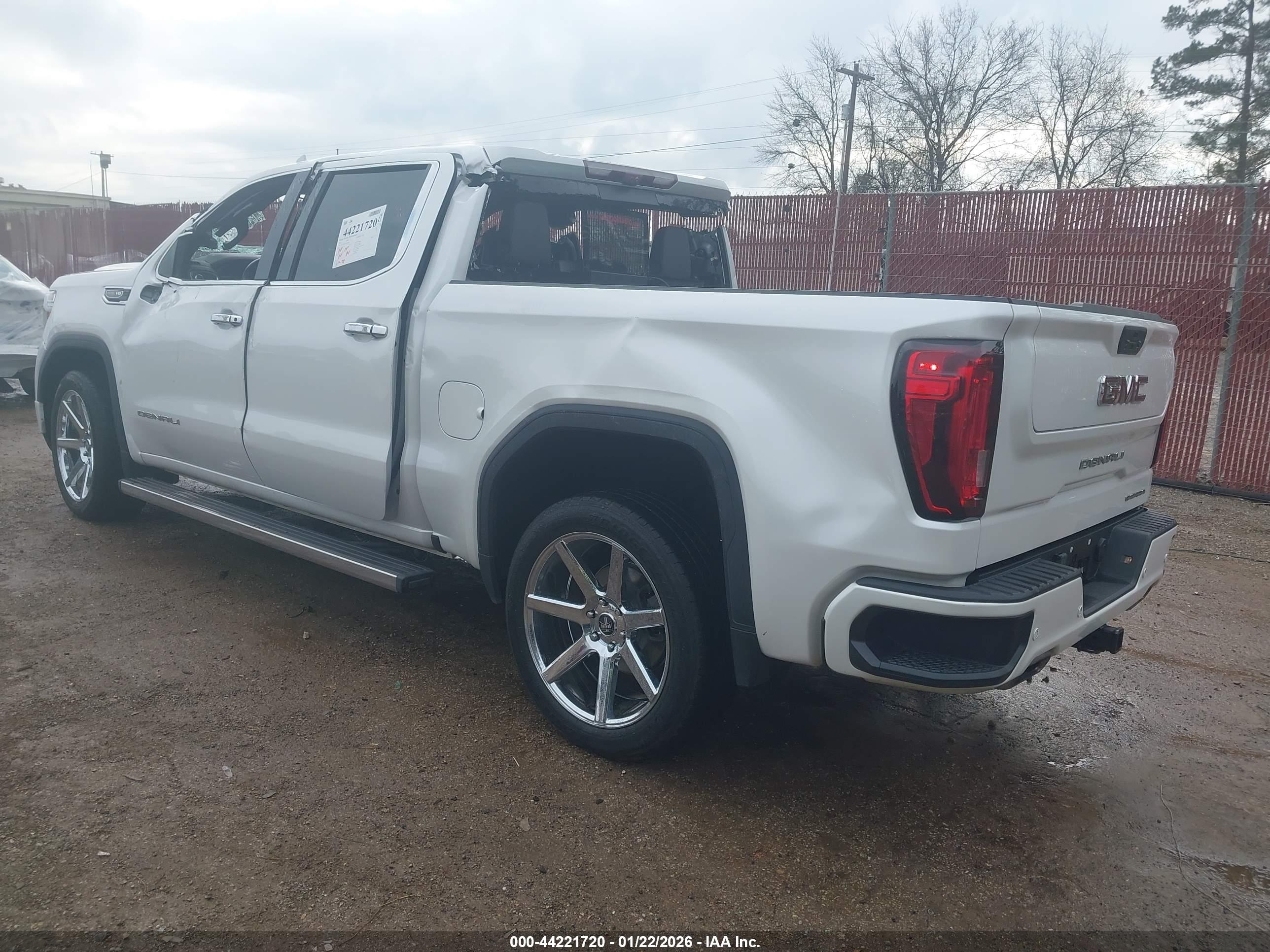 GMC SIERRA image 3