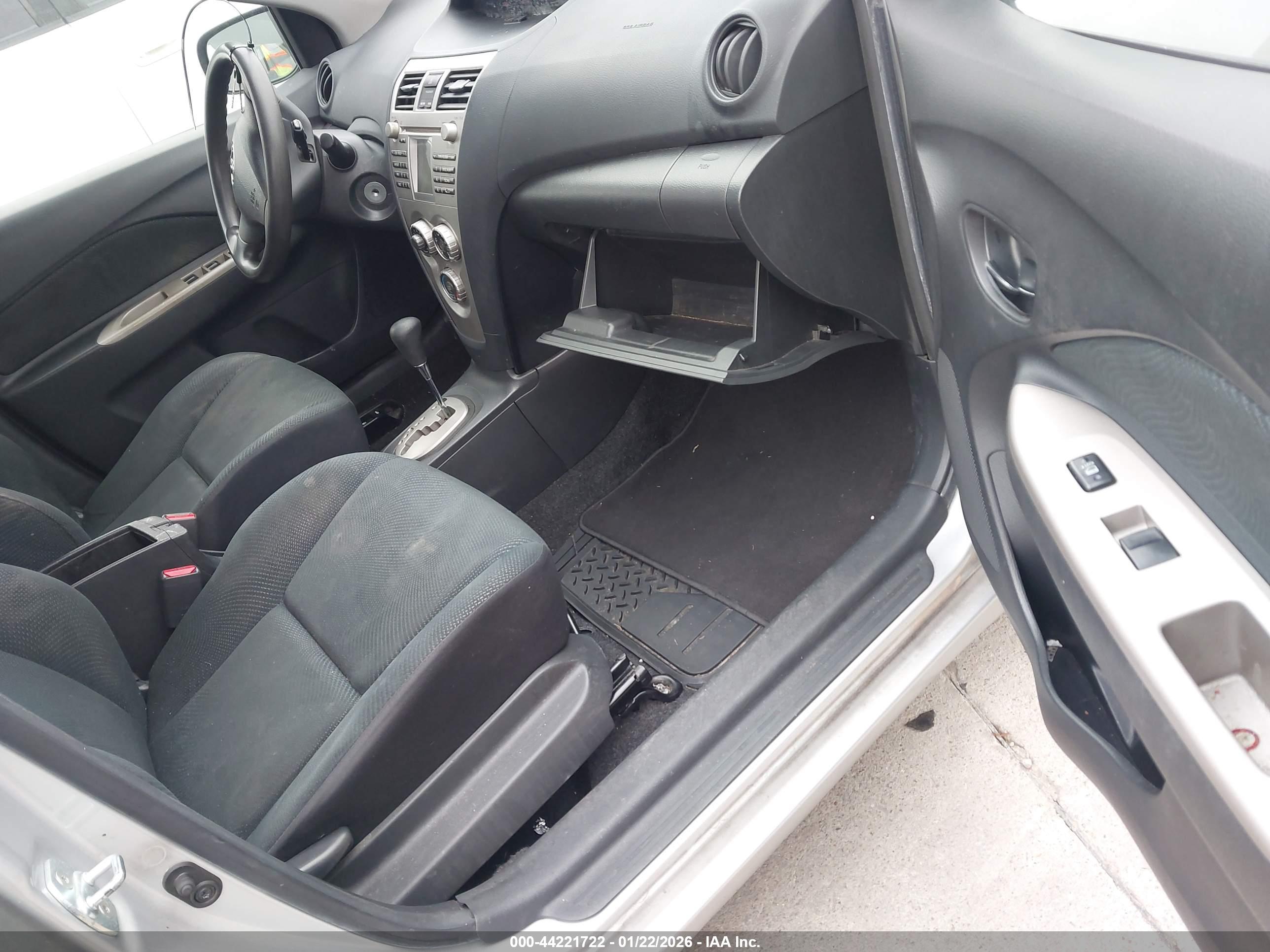 TOYOTA YARIS image 5