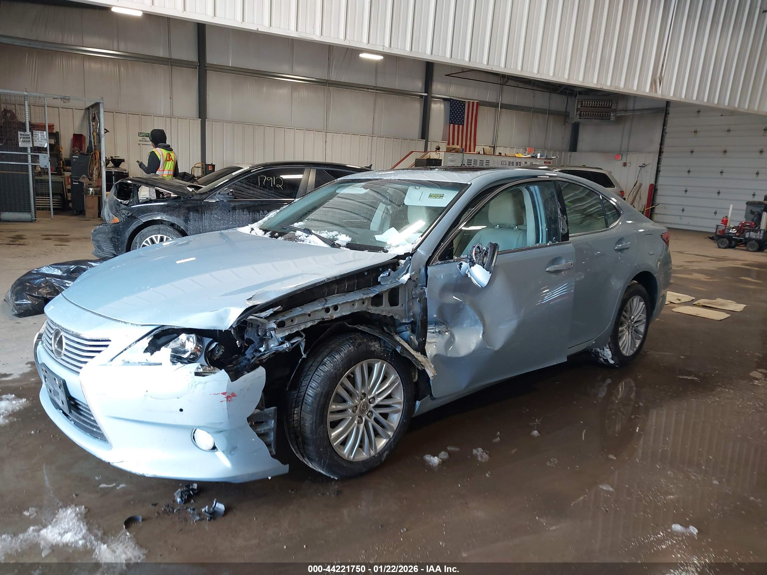 LEXUS ES image 2
