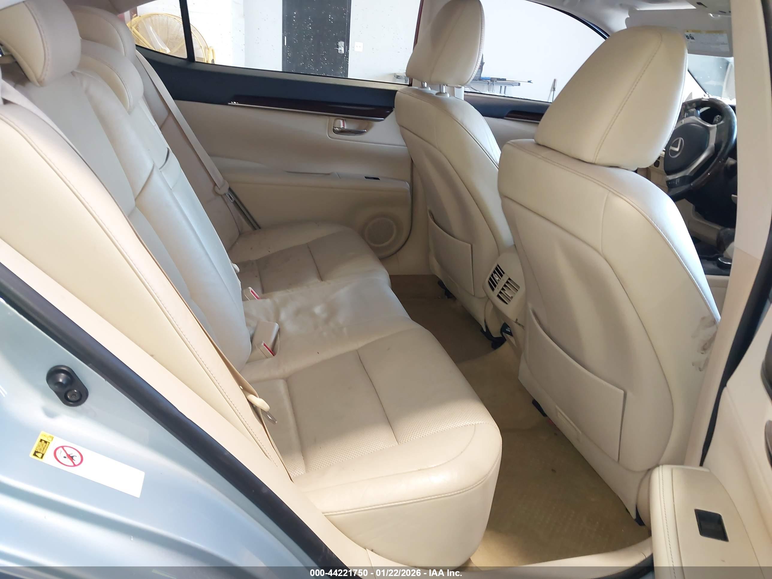 LEXUS ES image 8