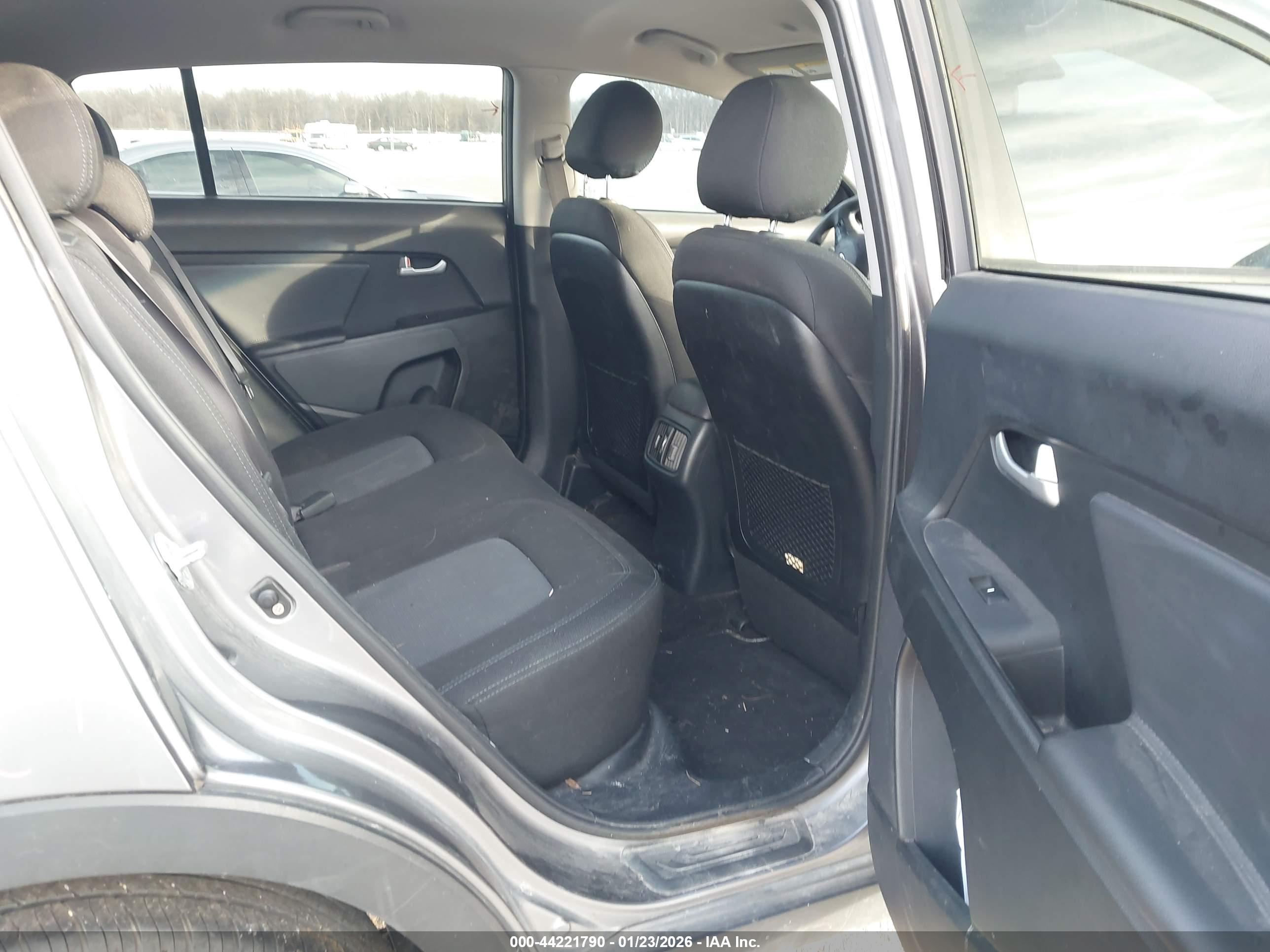 KIA SPORTAGE image 8