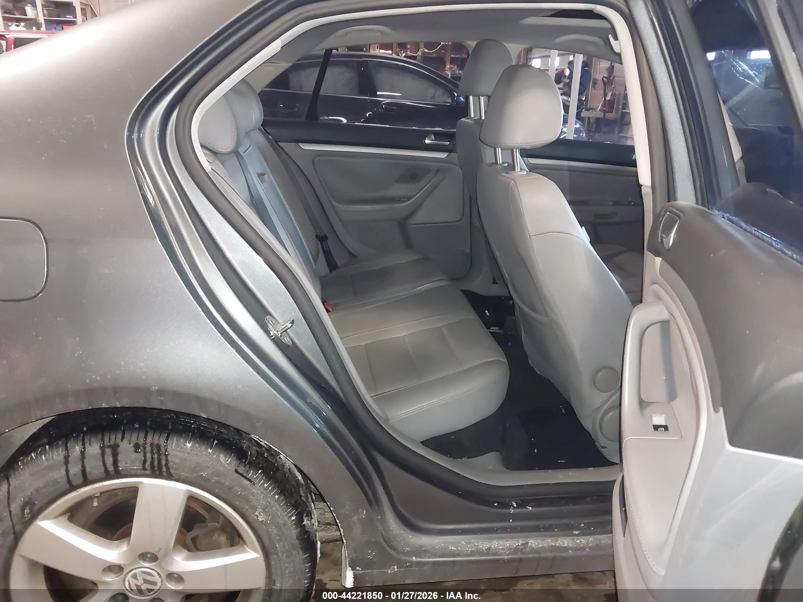 VOLKSWAGEN JETTA image 8