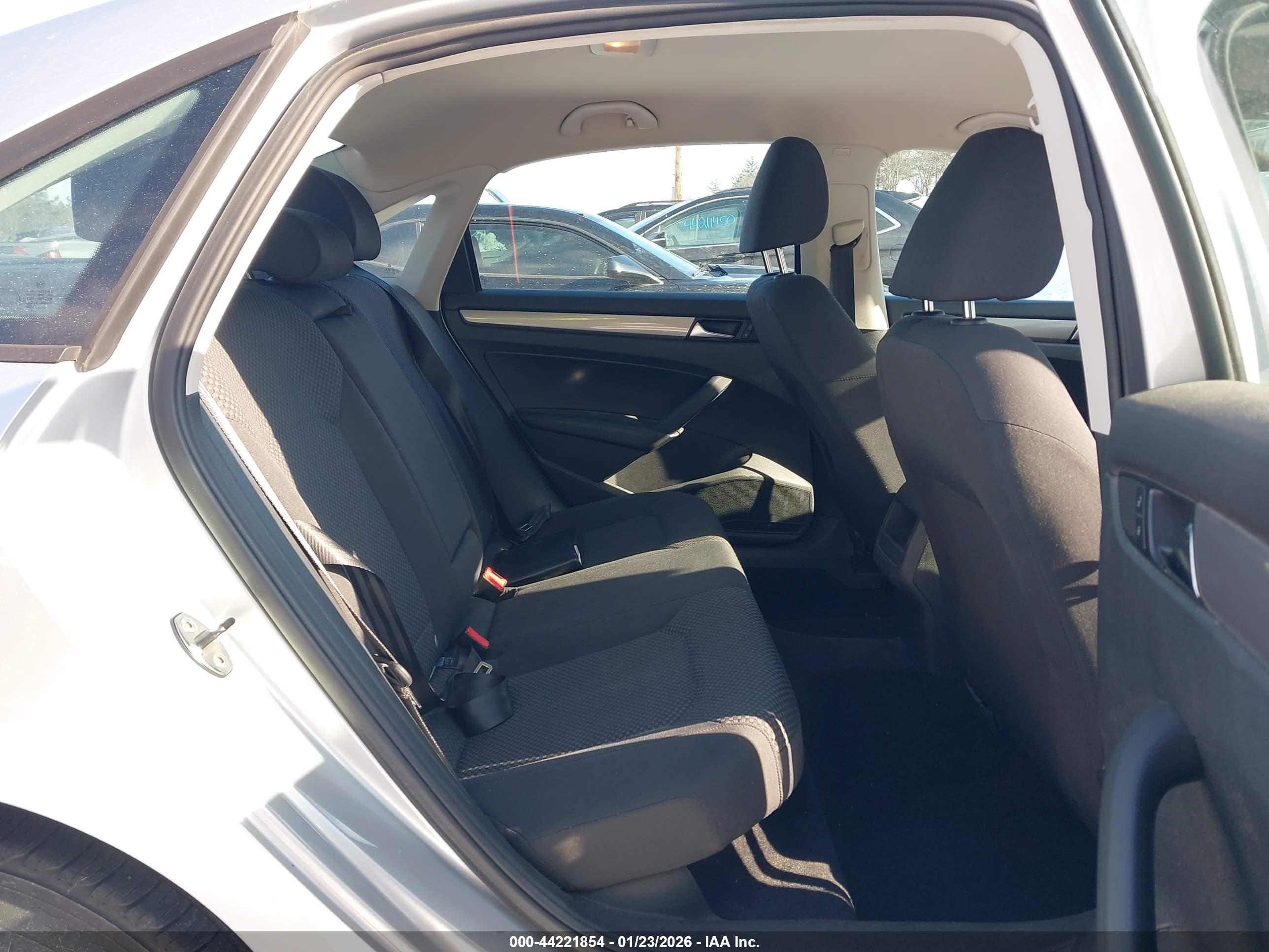 VOLKSWAGEN PASSAT image 8