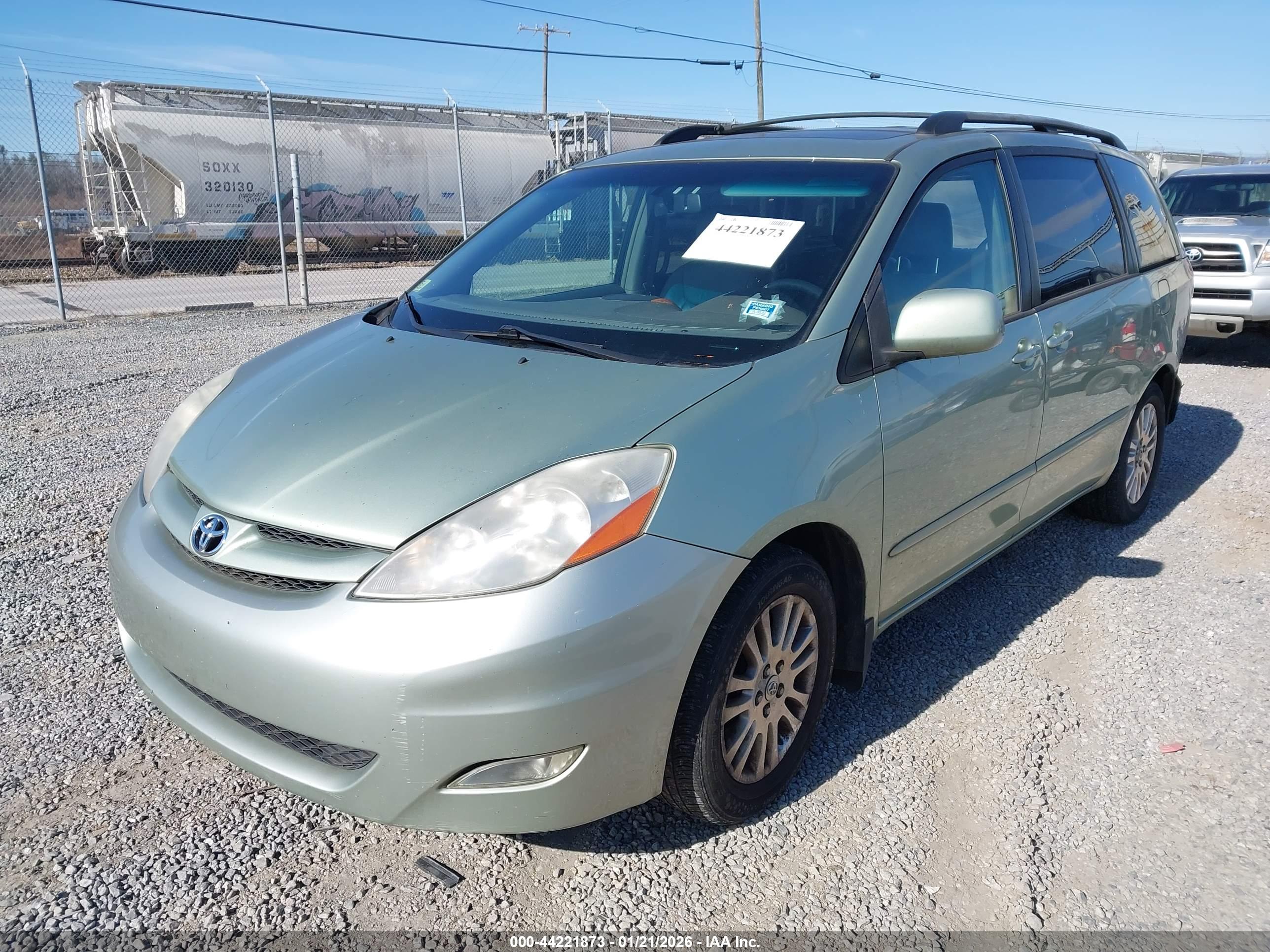 TOYOTA SIENNA image 2