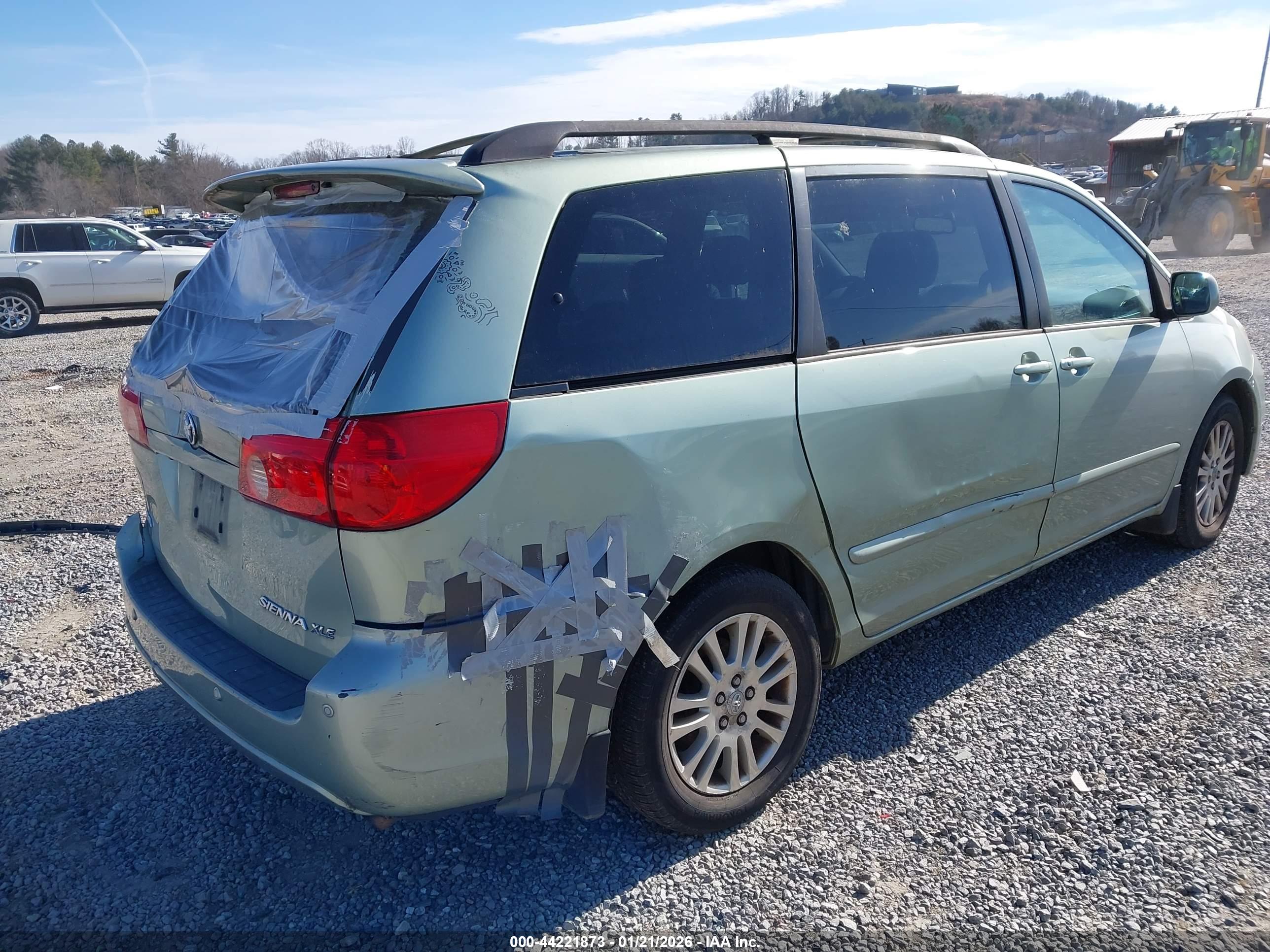 TOYOTA SIENNA image 4