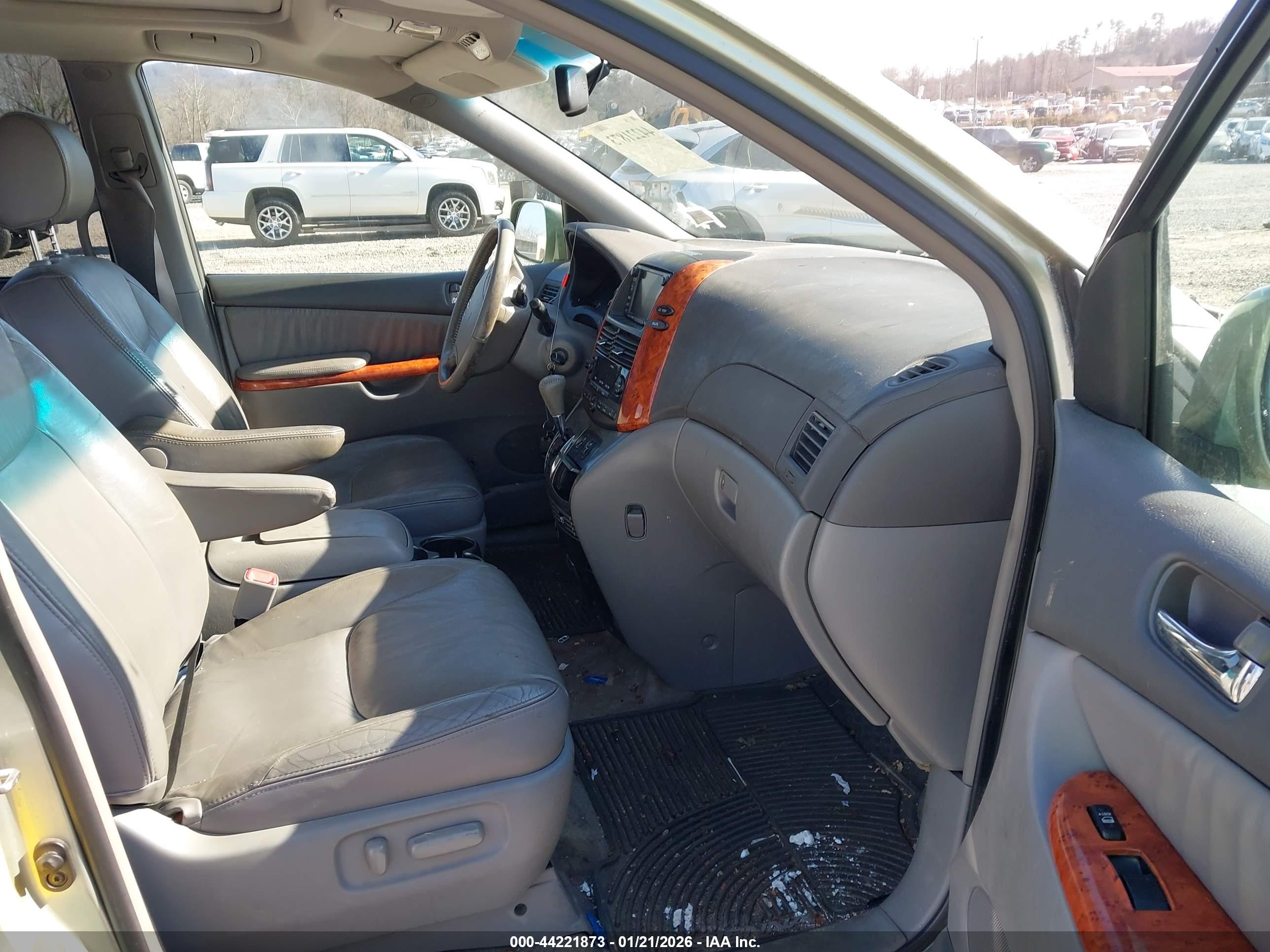 TOYOTA SIENNA image 5