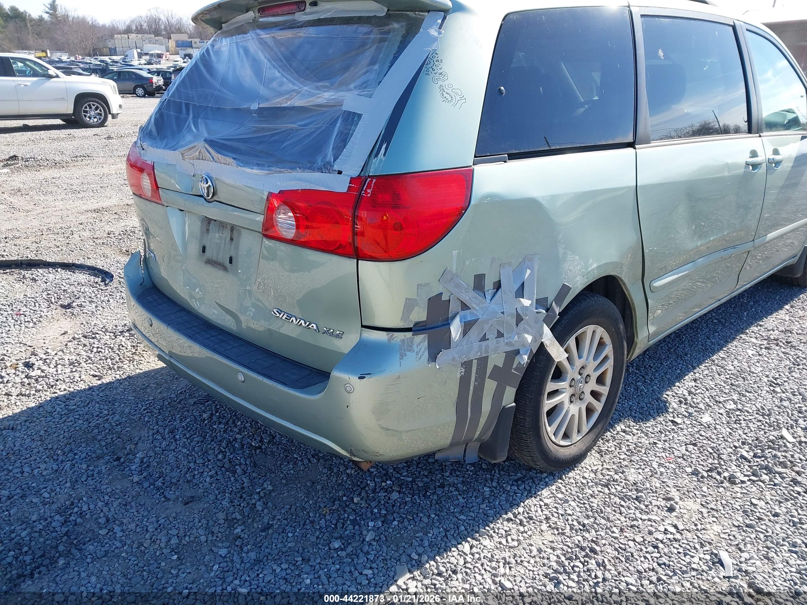 TOYOTA SIENNA image 6