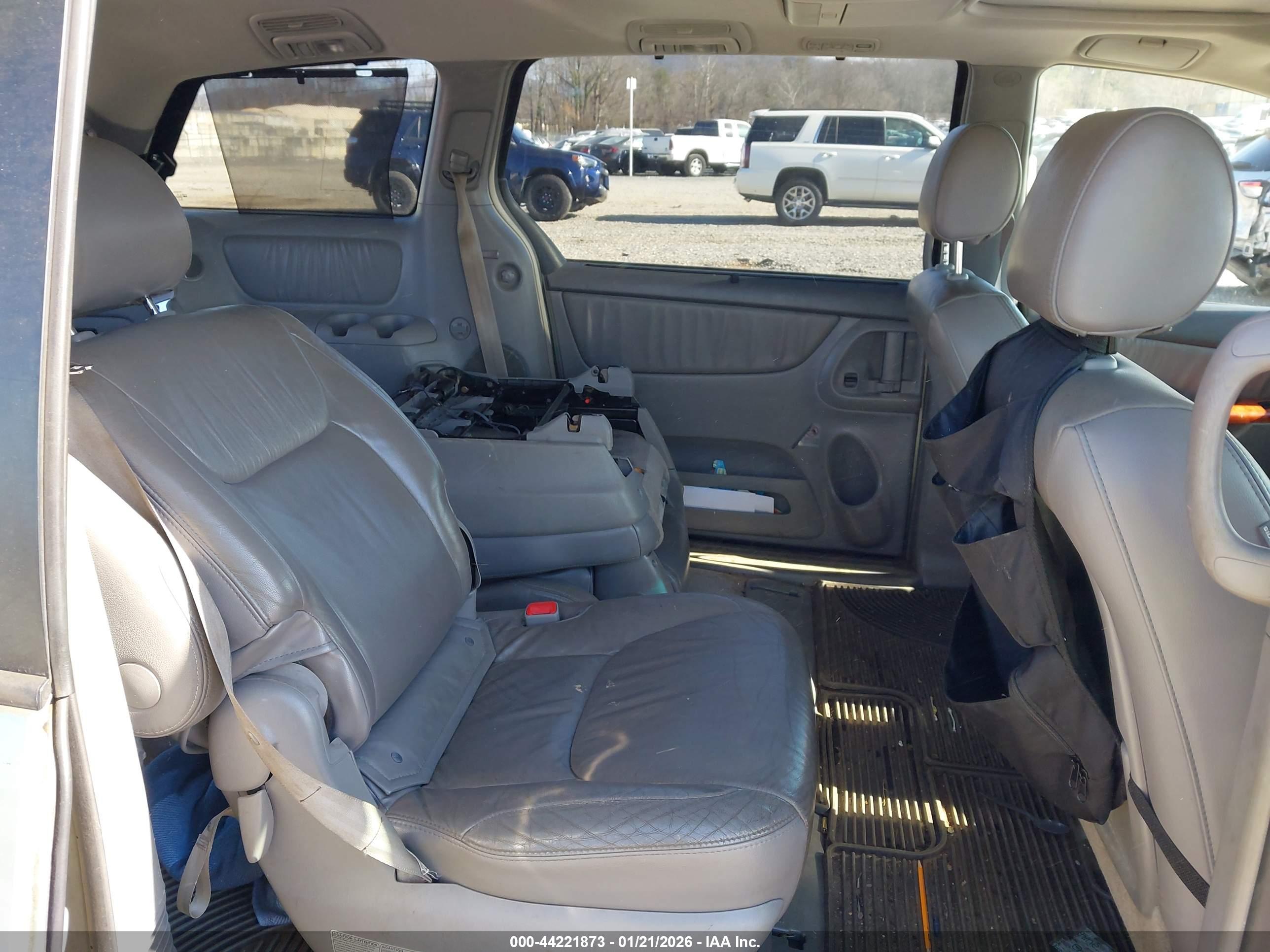 TOYOTA SIENNA image 8