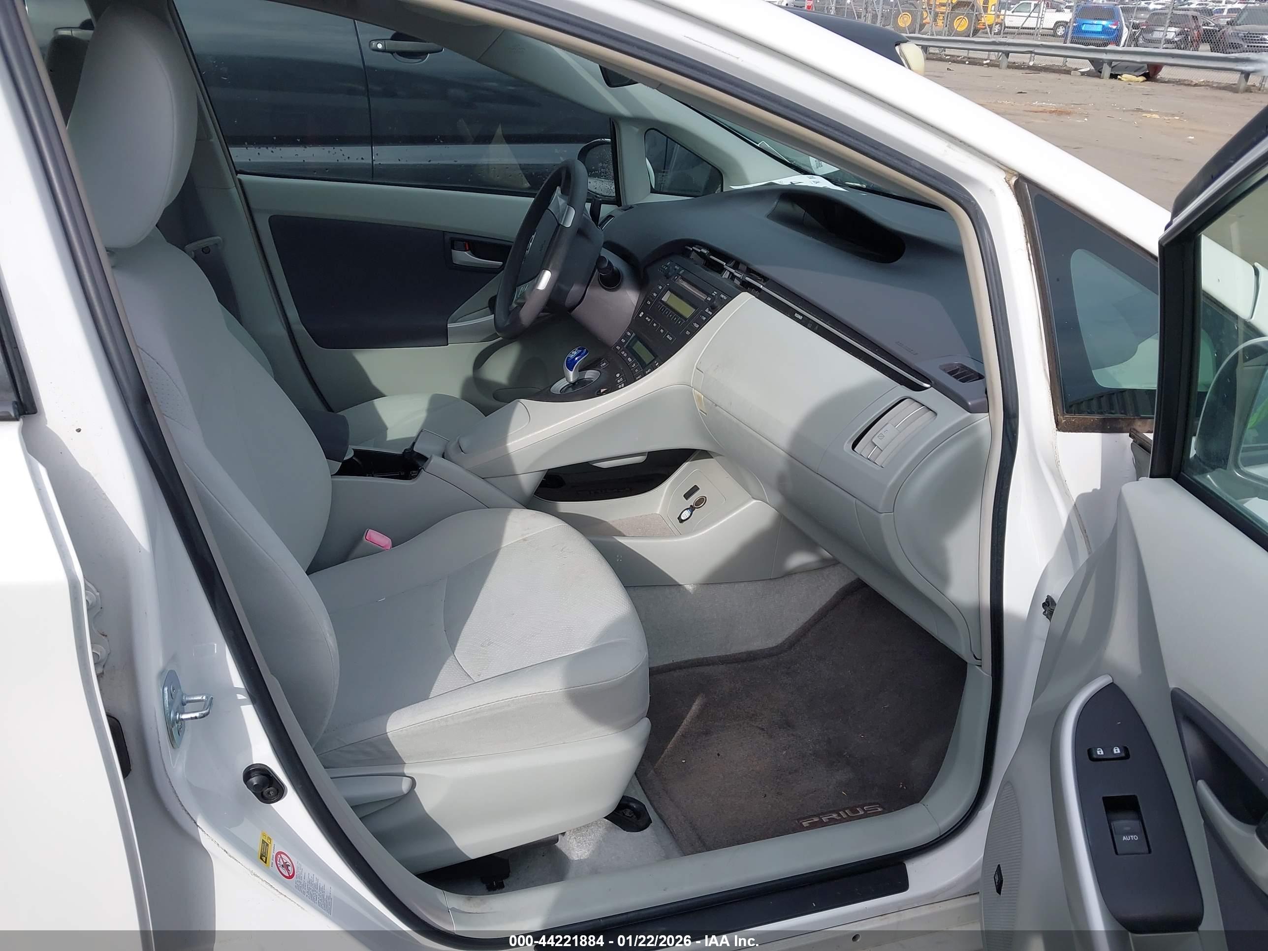 TOYOTA PRIUS image 5