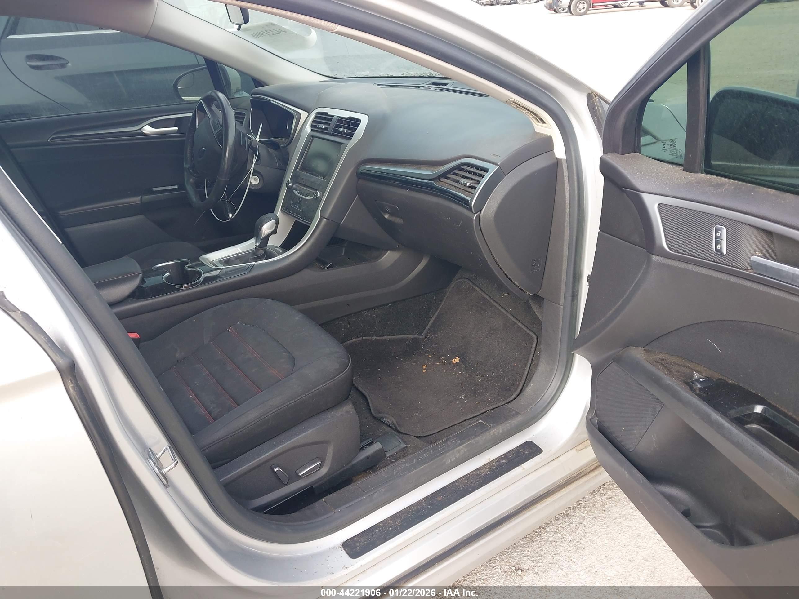 FORD FUSION image 5