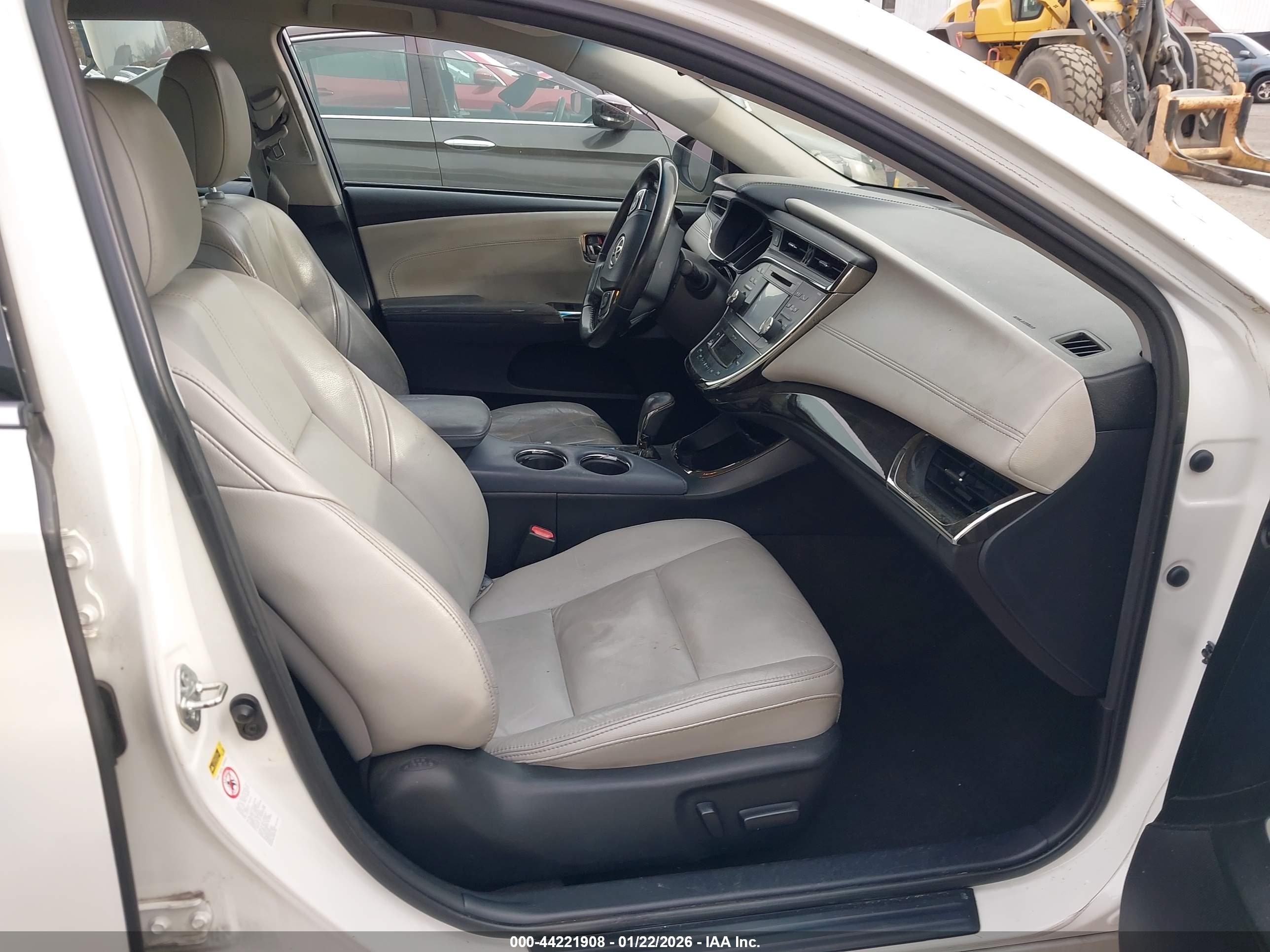TOYOTA AVALON image 5