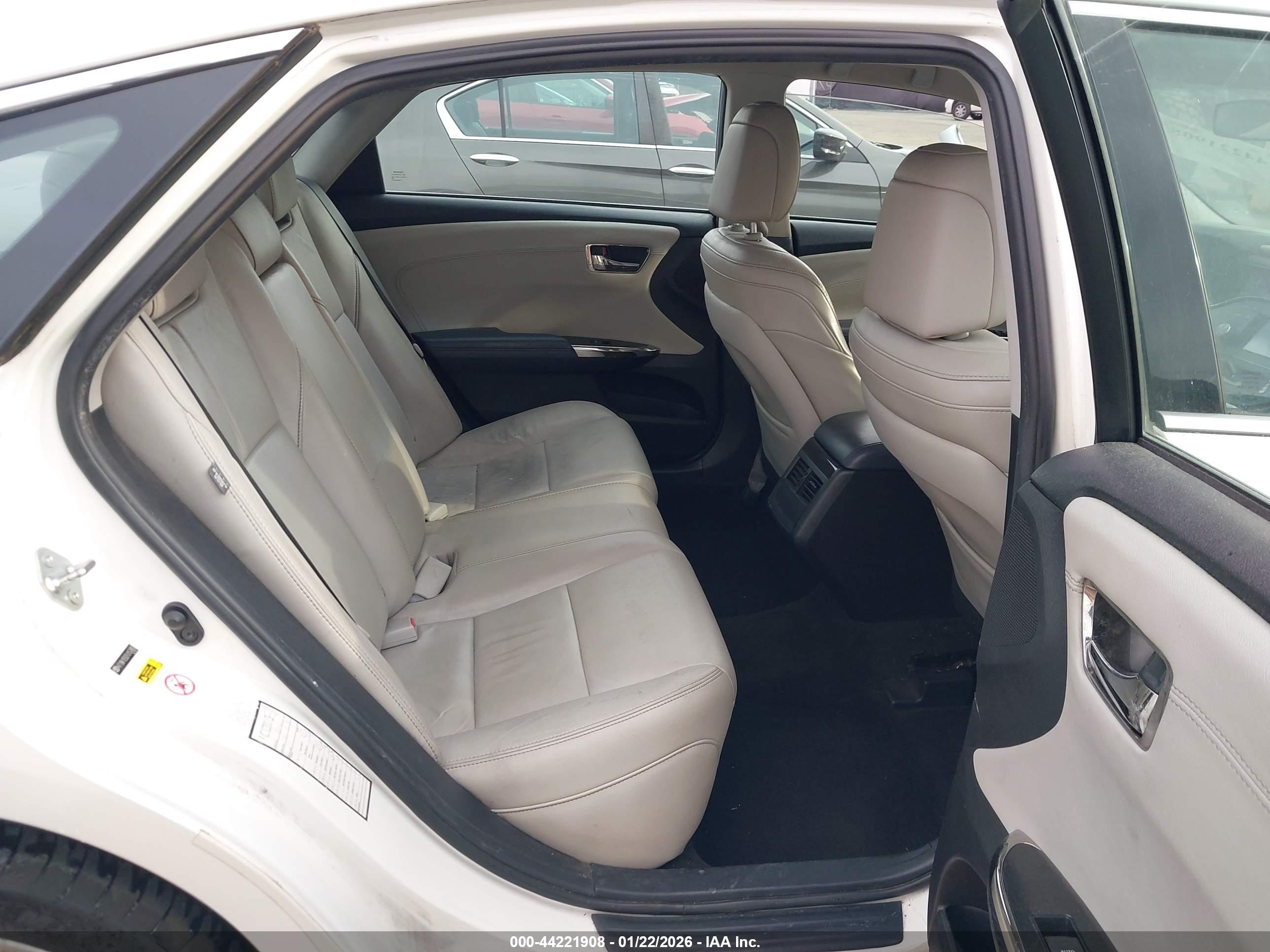 TOYOTA AVALON image 8