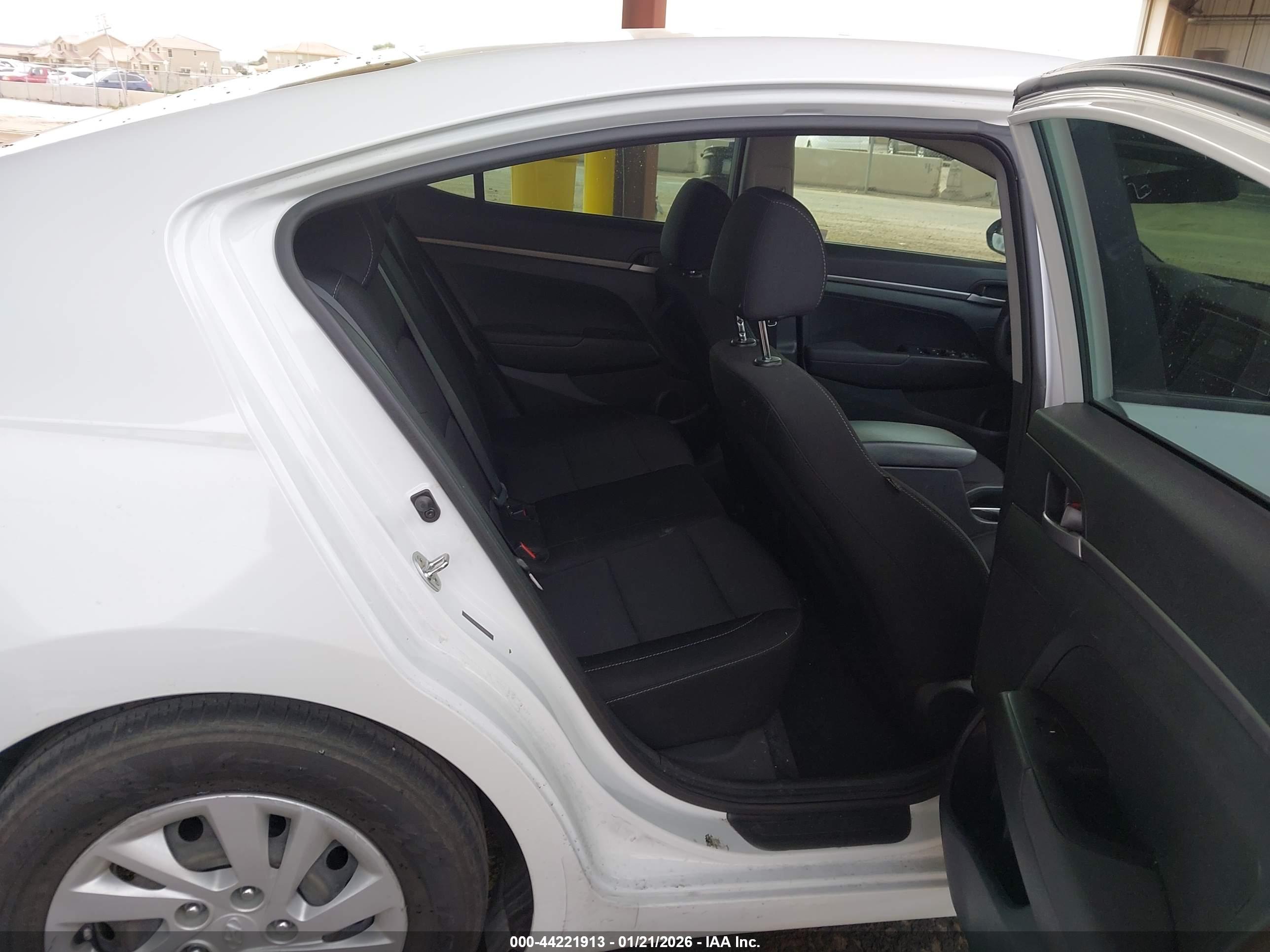HYUNDAI ELANTRA image 8