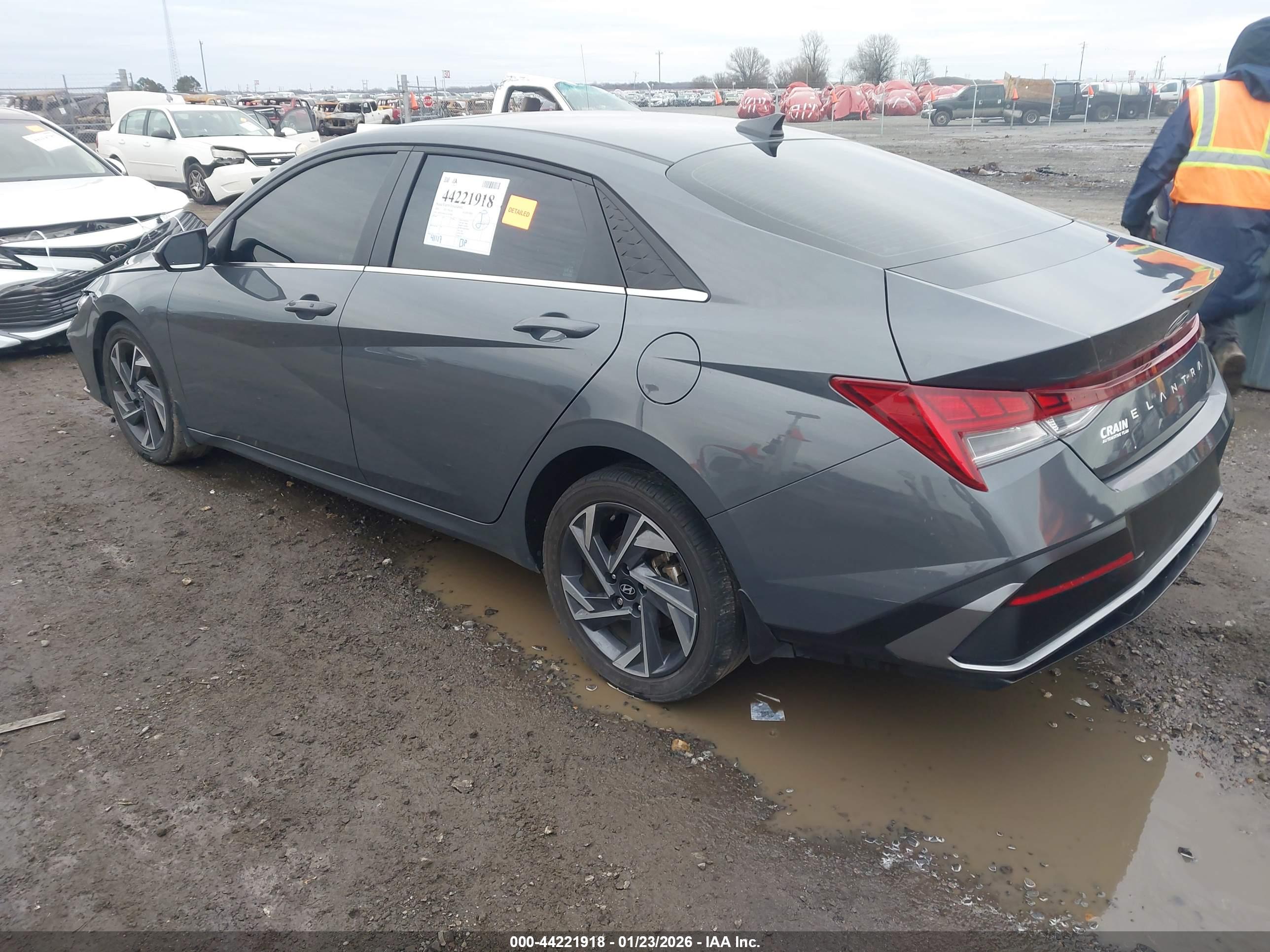 HYUNDAI ELANTRA image 3