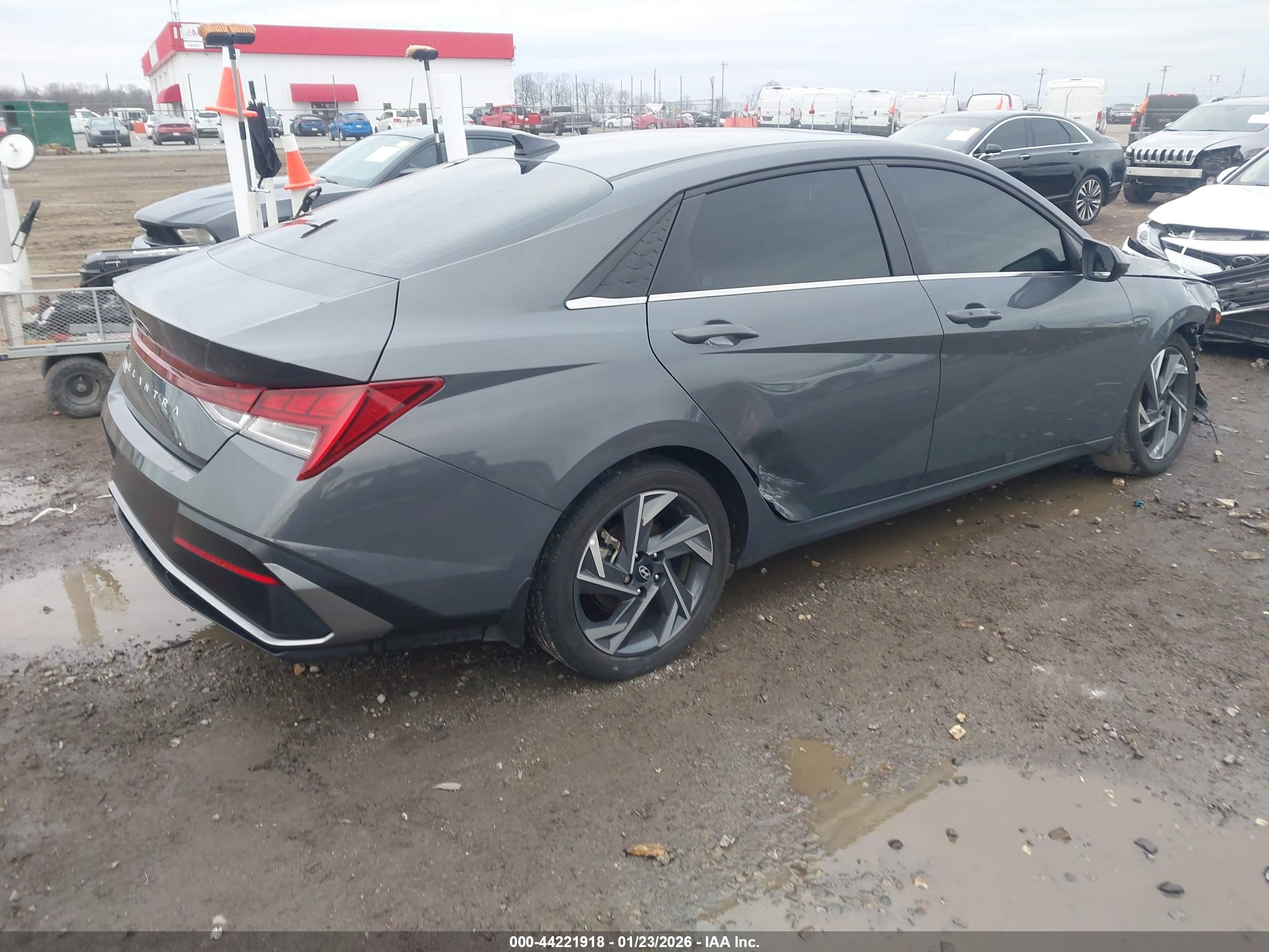 HYUNDAI ELANTRA image 4