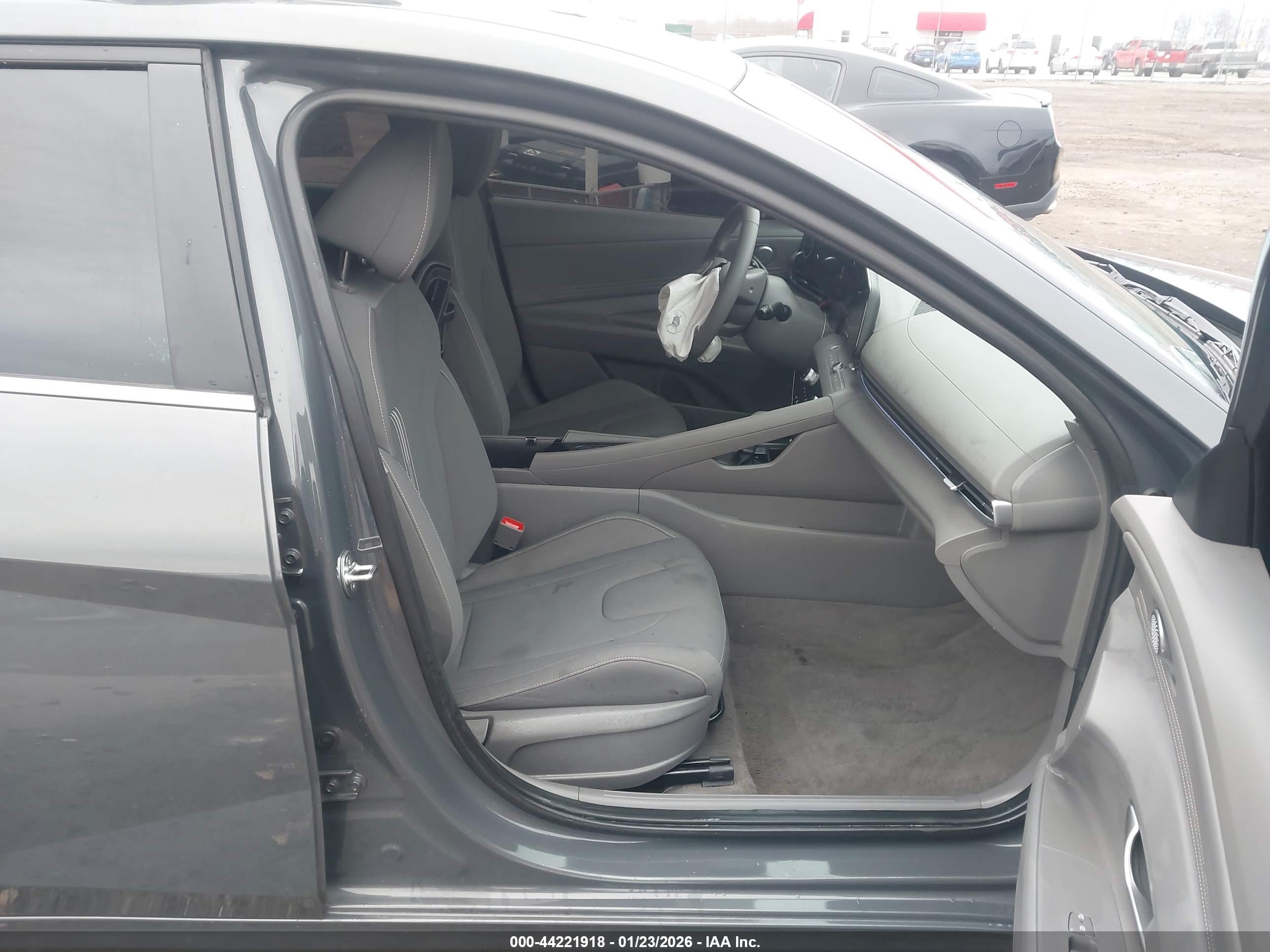 HYUNDAI ELANTRA image 5